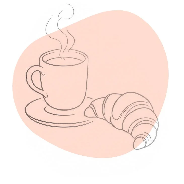 Une tasse de café chaud avec de la vapeur qui s'en dégage, accompagnée d'une viennoiserie croissante sur une assiette.