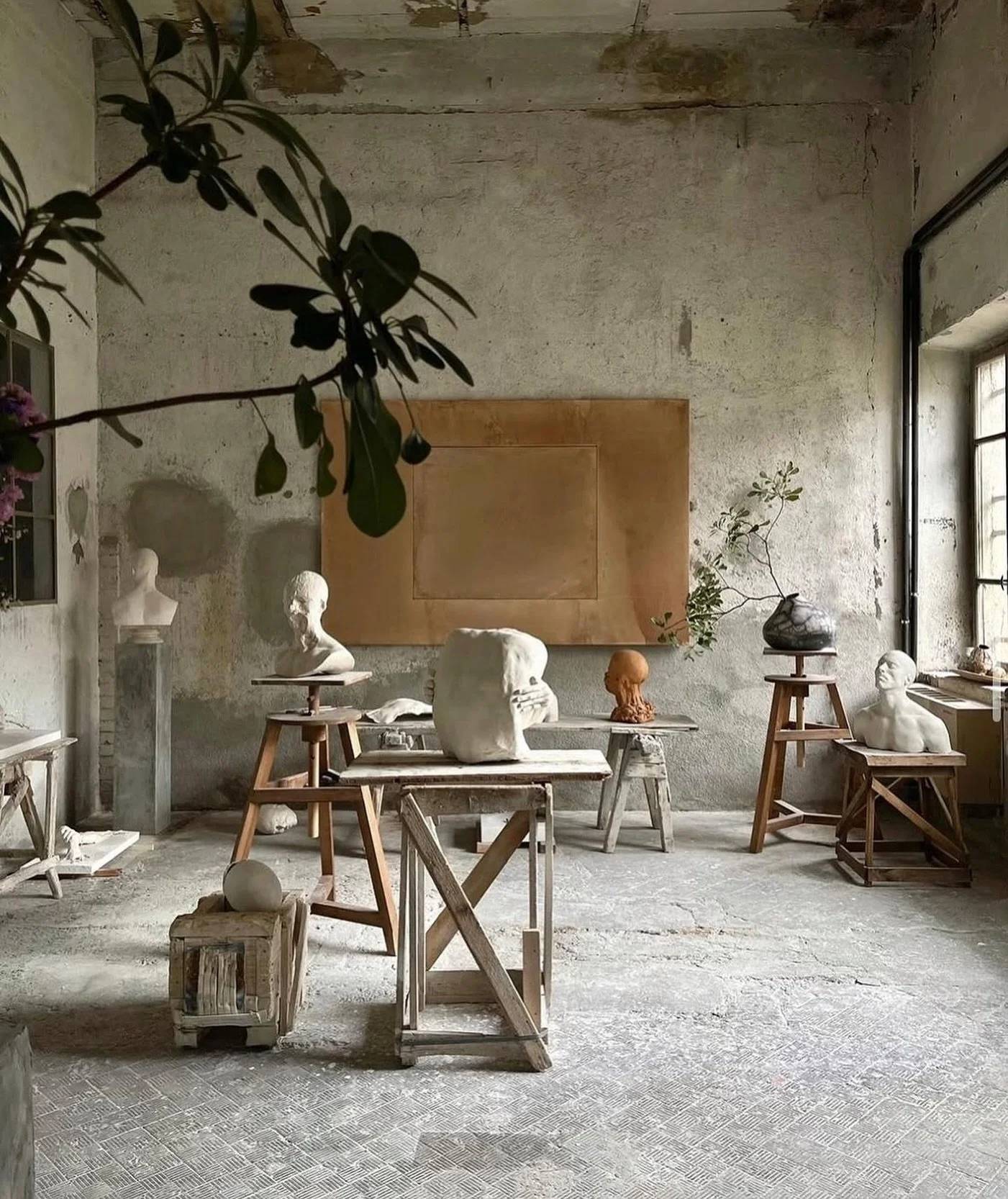 This is how I imagine my own art studio would look, though in reality, there&rsquo;d be paint and ceramic glaze everywhere. This serene space belongs to artist Leonardo Anker Vandal, based in Italy, and it&rsquo;s nothing short of gorgeous.