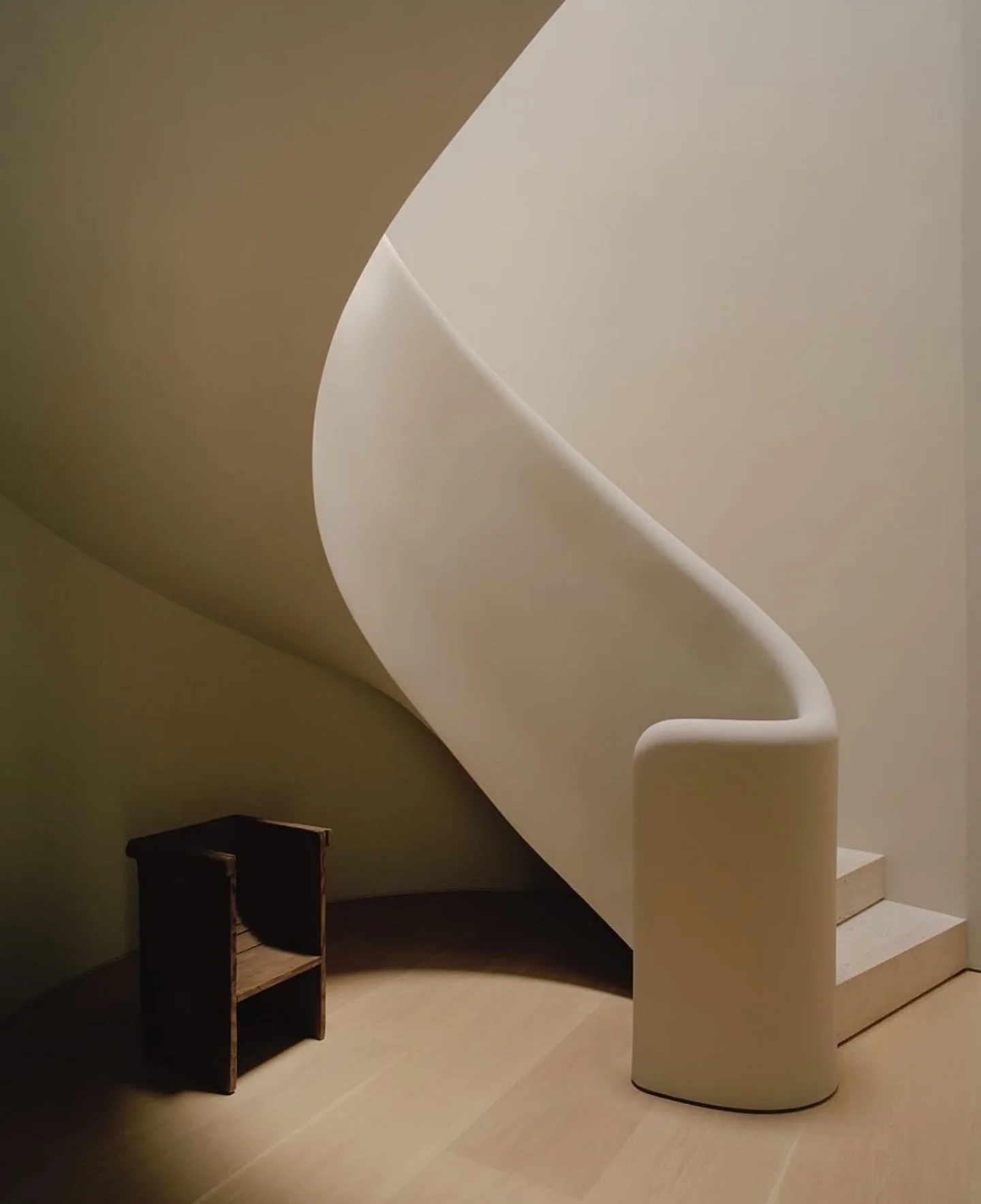 This stunning sculptural and organic staircase by @clementsdesign captures the natural form of a shell's columella. It's a pleasant reminder that simplicity is complex and can be the boldest statement.