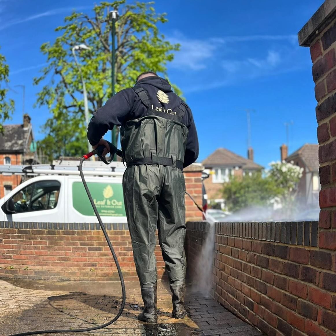 @leafitout_exterior In the big smoke. 2 consecutive weekends working in london on some pretty big properties.  We do get about! 🏡💧 #pressurewashing #jetwashing #leafitout #london #belvedere #property