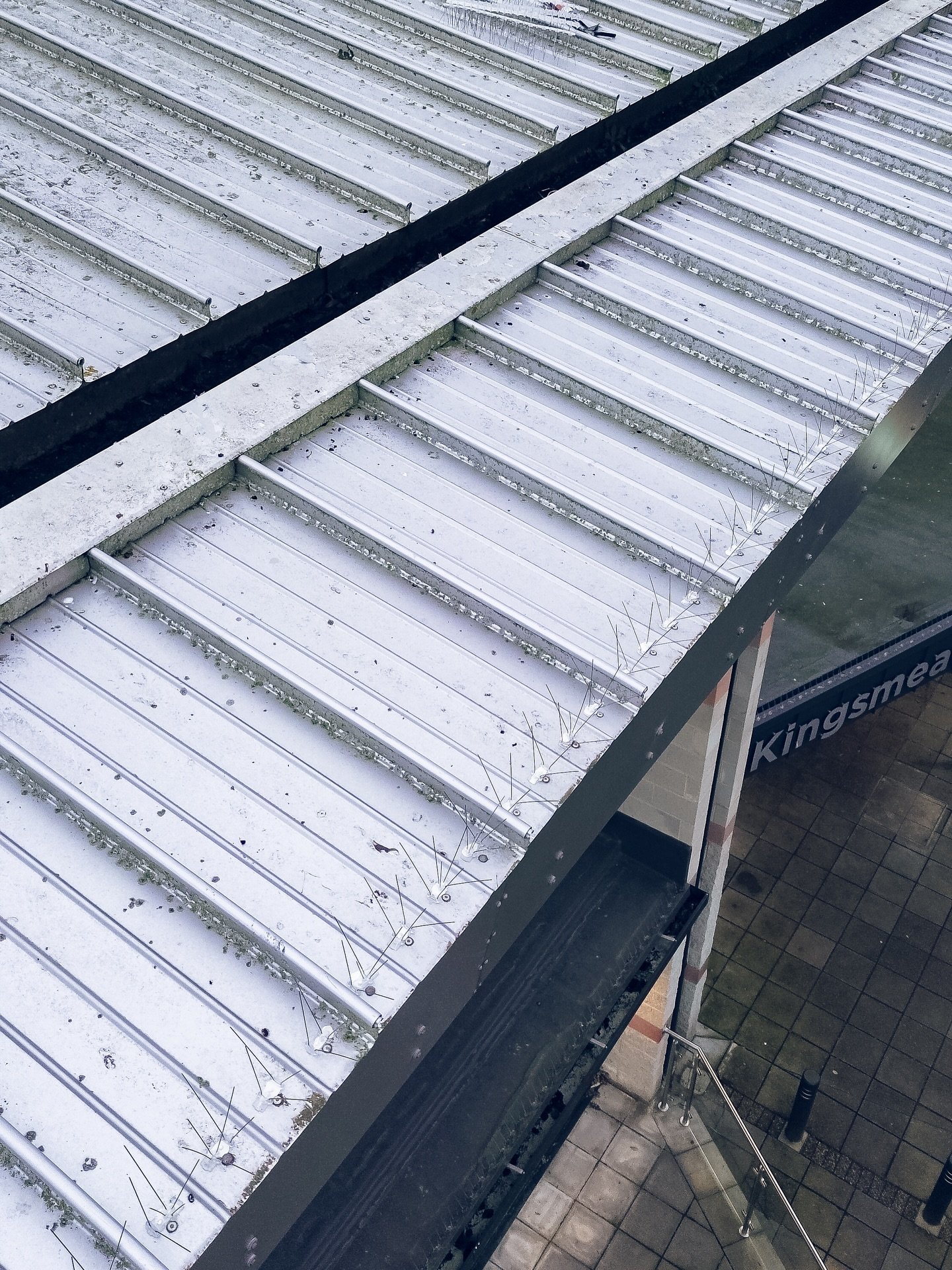 Keeping the birds off and the buildings clean.
Fresh bird-spiking install completed yesterday for @kingsmeadpoolsandfitness 🛠️🐦🚁
&bull;
&bull;
&bull;
&bull;For any inquiry&rsquo;s please DM or contact us.
&bull;📧Info@axentragroup.co.uk
&bull;📞07