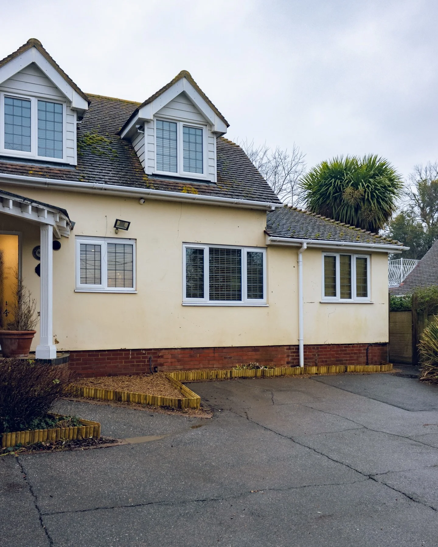 Day 3 of 3 complete ✅

Another Airbnb transformed.
Today we laid the final stones, installed clean edging for a sharp finish, and wrapped up with a full exterior clean &mdash; fascias, soffits, windows &amp; conservatory all brought back to life.
&bu