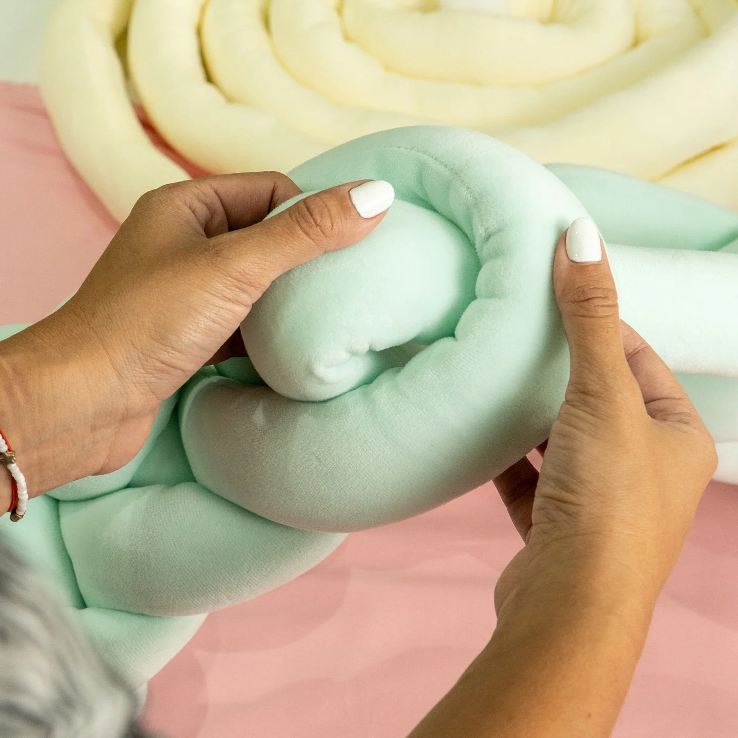 Nuestros rollos Velvet ✨ quedan hermosos para decorar las cunas de los beb&eacute;s.

Tenemos disponibles en diferentes colores y tama&ntilde;os para que se haga realidad justo lo que tienes en mente 🫶🏽.