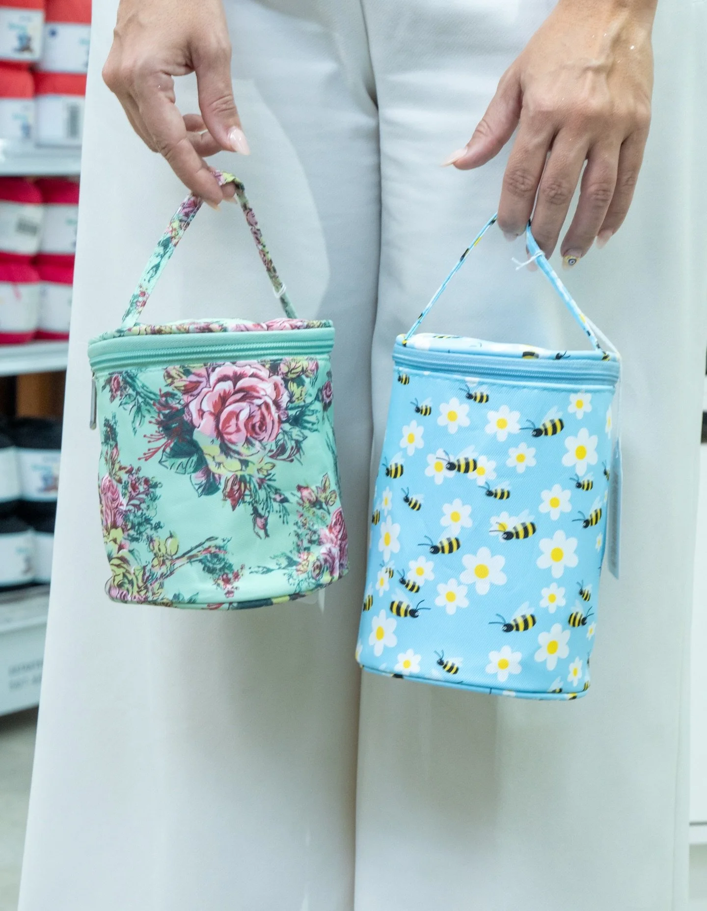 Nuestros bolsos de costura los tenemos disponibles en diferentes tama&ntilde;os, colores y estampados. ✨ son ideales para tener todos tus materiales en un solo lugar.

Desliza para que veas los detalles ➡️. Si quieres que te enviemos las fotos de tod