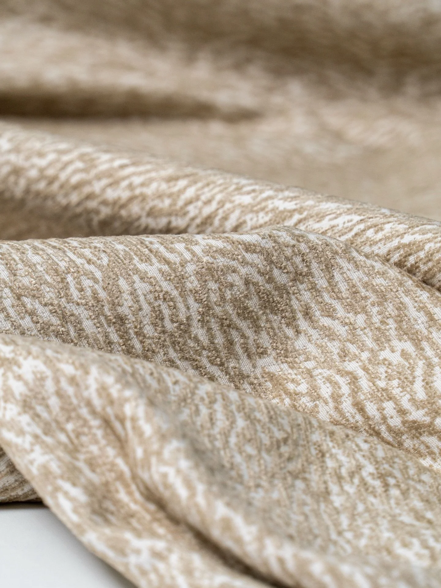 Texturas que transforman espacios ✨Dale una nueva vida a tus espacios con una tela que combina textura, estilo y versatilidad. Perfecta para tapizar ese sill&oacute;n favorito, renovar tus sillas o crear cojines que transformen por completo cualquier