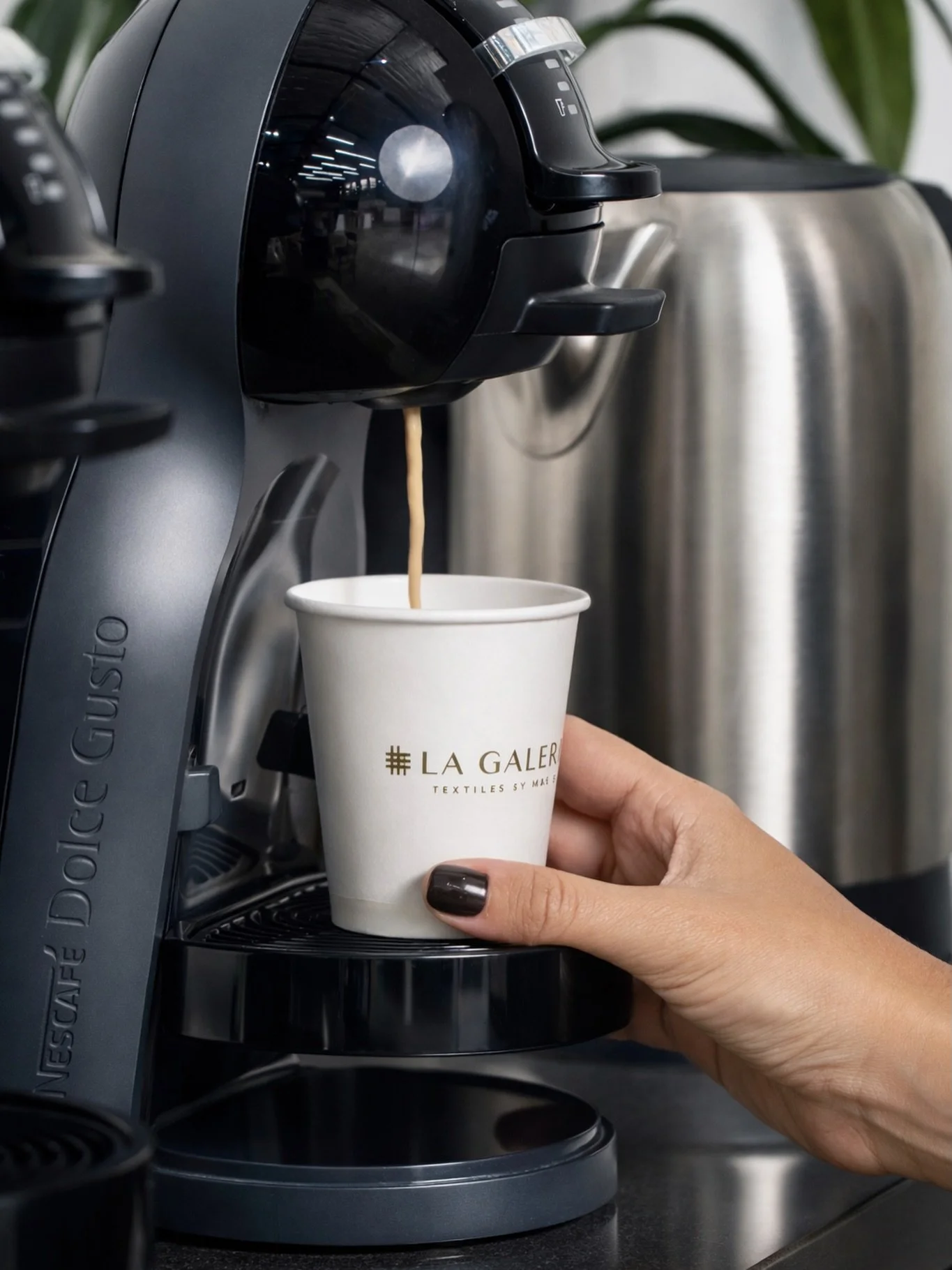 &iexcl;As&iacute; se vive la experiencia en La Galera! ✨
T&oacute;mate una pausa para recargar energ&iacute;as en nuestro Coffee Station mientras eliges tus telas favoritas 🧵.

Te esperamos de Lunes a S&aacute;bado de 9:00am a 6:00pm. 🤩