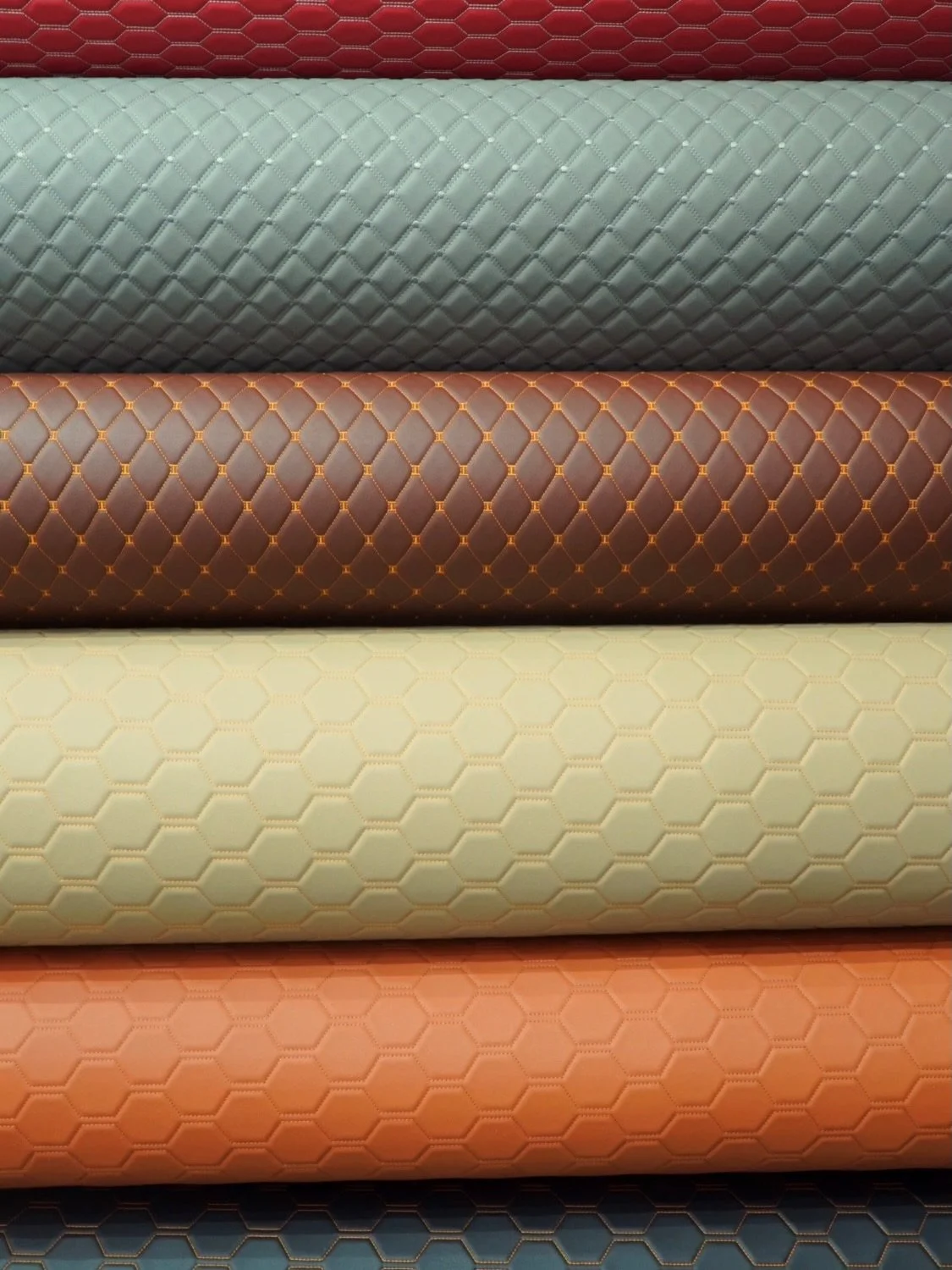 Dale un nuevo nivel a tus proyectos con nuestra cuerina ✨. 

En La Galera Textiles y M&aacute;s ✂️ tenemos variedad de colores y texturas que transforman cualquier espacio: desde tapicer&iacute;a automotriz hasta muebles modernos para el hogar 🛋️. 
