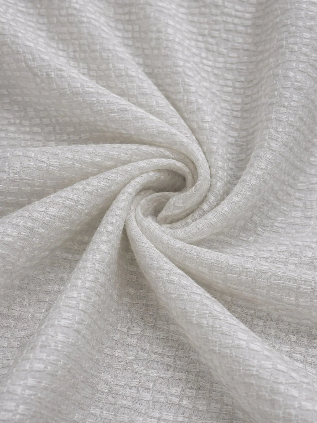 Texturas que iluminan y elevan cada espacio ✨. Nuestras telas para cortinas en tonos blancos con relieve aportan elegancia, calidez y un toque sofisticado que nunca pasa de moda.

Perfectas para crear ambientes frescos, luminosos y llenos de estilo ?