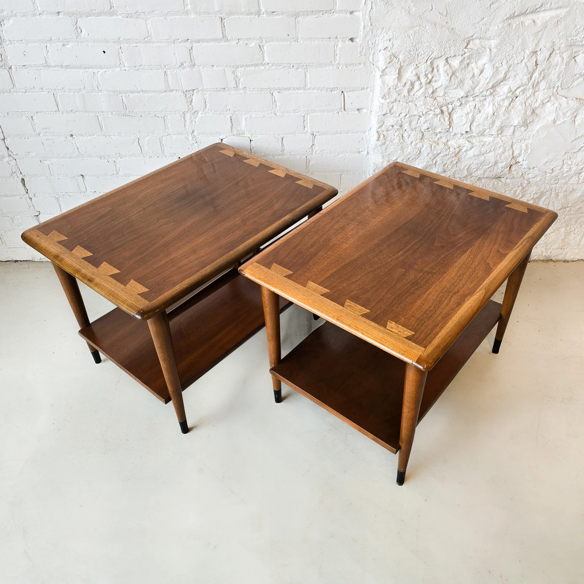 Bring home is set of iconic mid-century tables that are just as functional as they are fashionable. These Lane Acclaim end tables feature dovetail inlays to add a little something special. ✨ 
Perfect to display your coffee table books while also util
