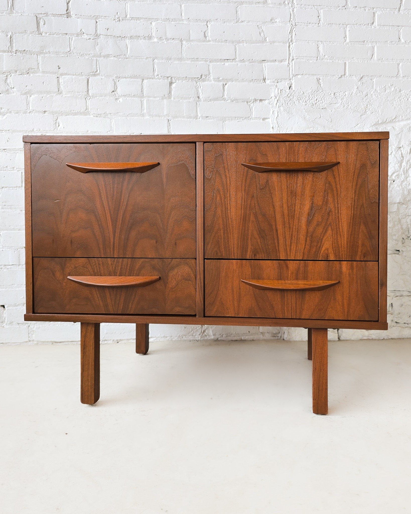 ✨BTW: There’s a sitewide spring sale happening right now—discounts are already marked online!✨
This Jens Risom–style four-drawer cabinet brings clean, architectural lines and warm walnut tones together in one seriously cool, functi