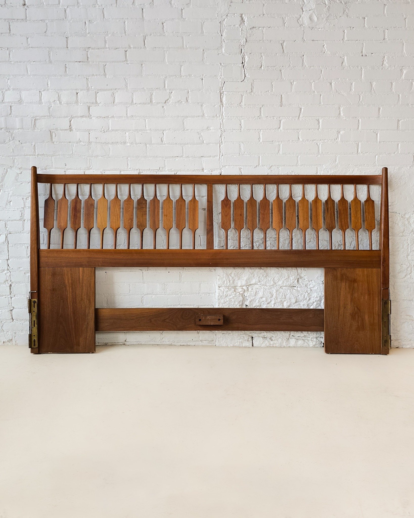 🚨PS: Don’t forget—our spring sale is live! Up to 30% off sitewide, no code needed.🚨
This beauty is a holy-grail find—a king-size headboard designed by Kipp Stewart, and it's got all the charm we love from this era. That spindle de