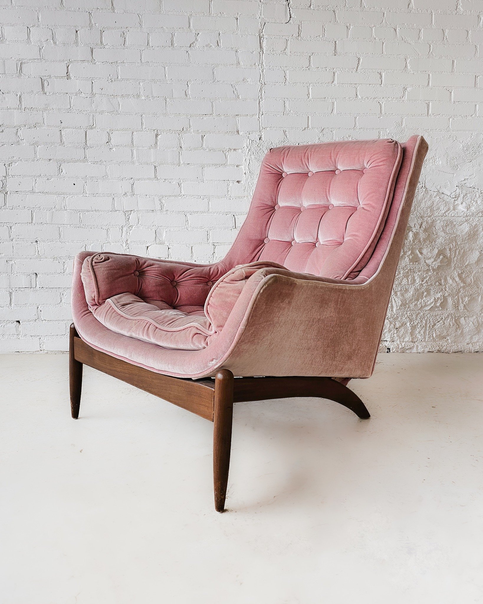 Looking to add a little drama to your space? This vintage sway-back lounge chair brings the romance. Upholstered in a dreamy blush pink velvet, it’s the kind of piece that doesn’t just sit pretty—it makes a statement. The squared-of