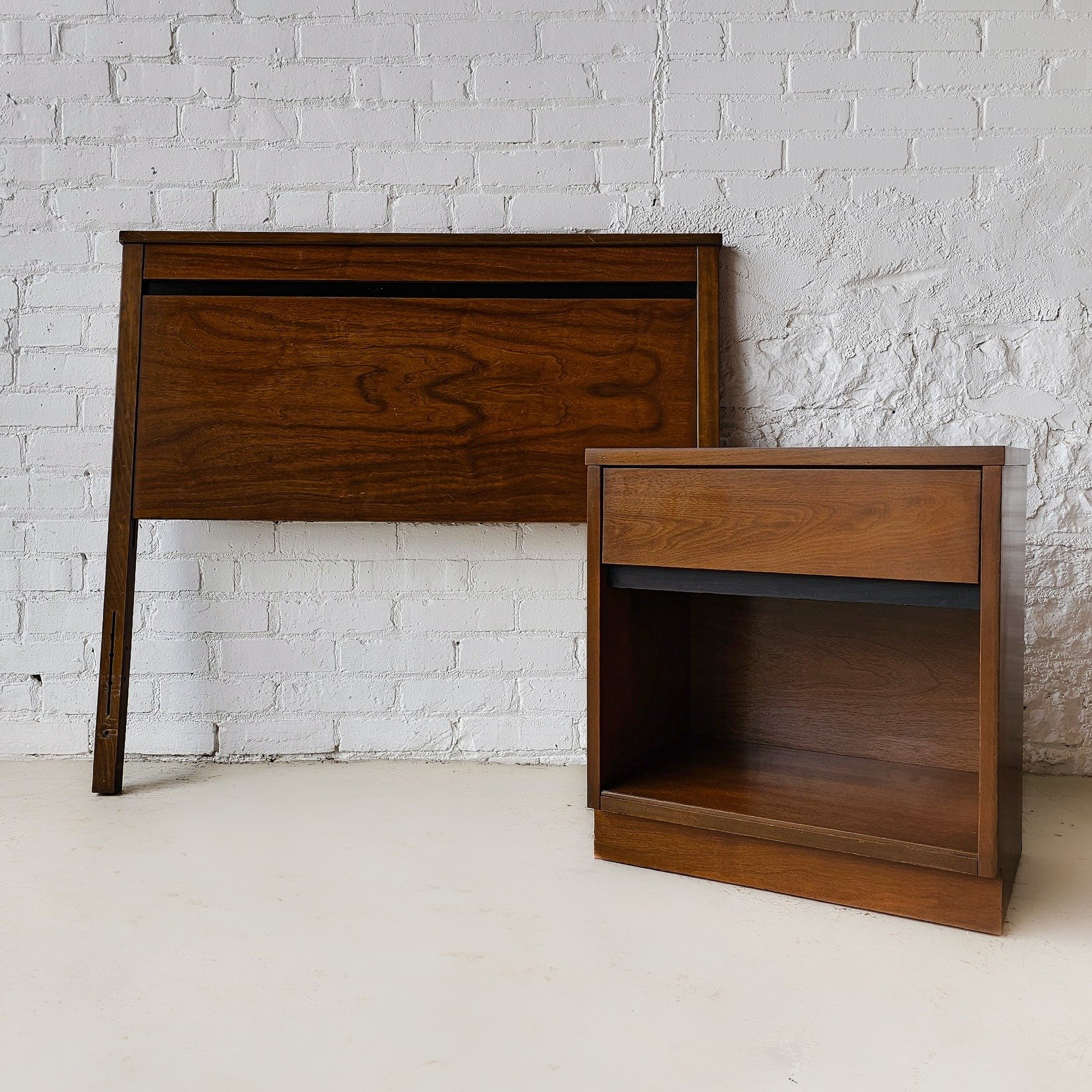 🛋️ Don’t sleep on it: Our spring sale is going strong—discounts are already applied on the site!
Match made in mid-century heaven 😍
This sleek walnut twin headboard and matching nightstand are giving major vintage charm—and yes,