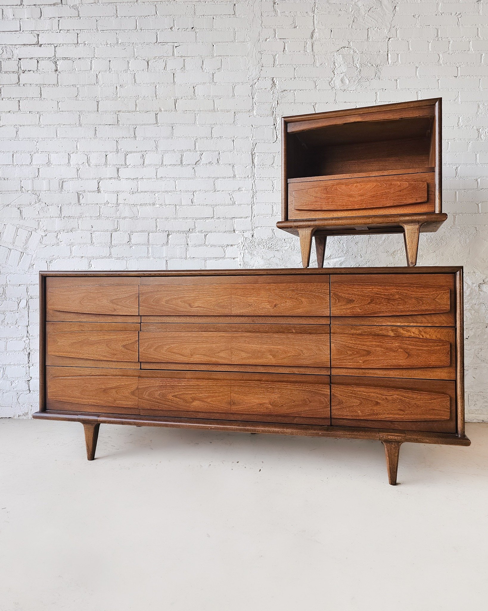 Mid-century match made in heaven. ✨
Our American of Martinsville 9-Drawer Dresser + Nightstand are in stock and looking sharp. Rich walnut wood, sculpted oblong pulls, clean lines—these pieces check every MCM box and then some.
The dresser br