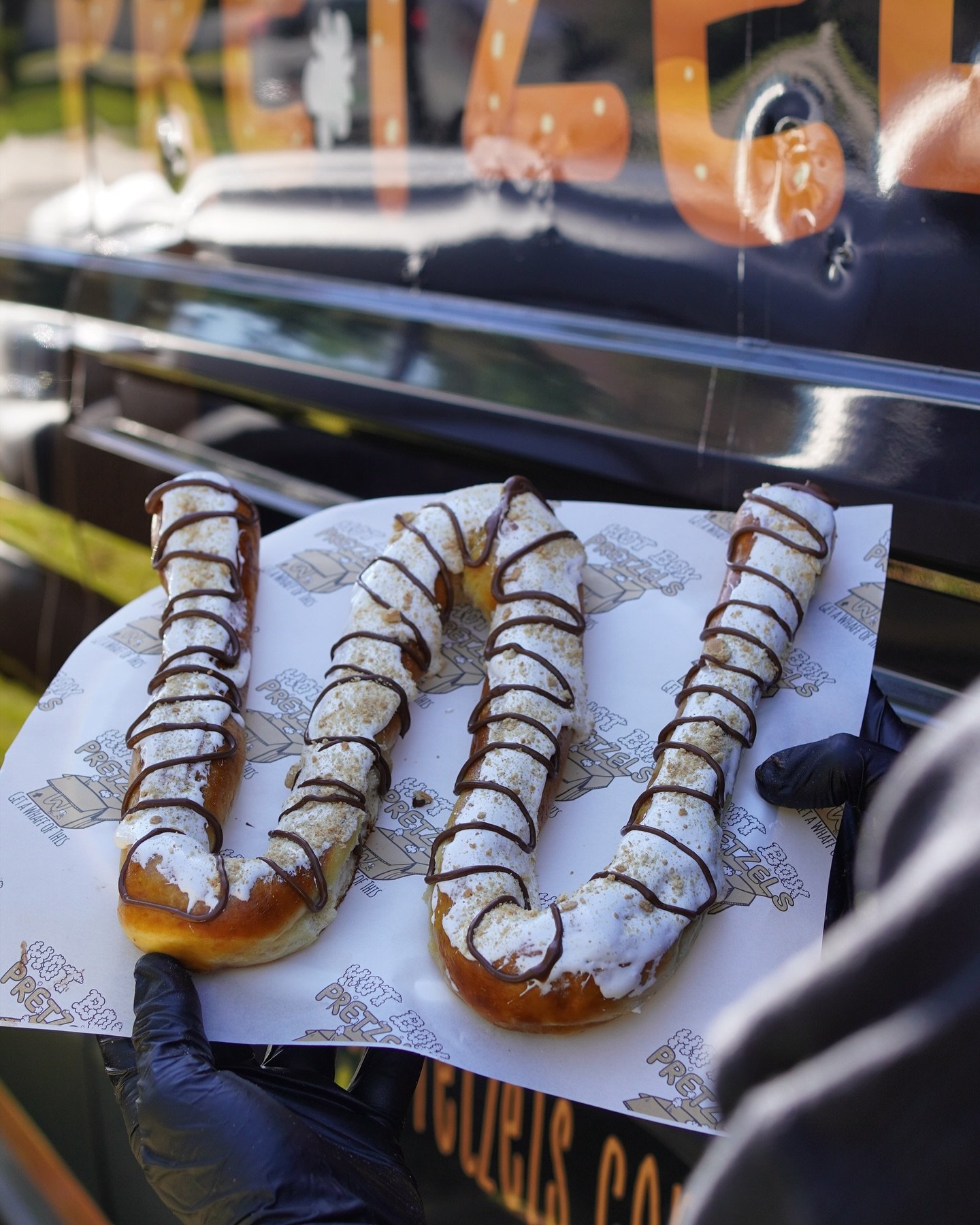Picture perfect S&rsquo;mores Whaff. 🥨🍫🏕️🔥

Be sure to grab some napkins with this one, can be a little messy.

#HotBoxPretzels #pretzels #Jacksonvillepretzels #softhotpretzels #freshpretzels #Whaff #queso #cinnamonpretzels #saltedpretzels #softp