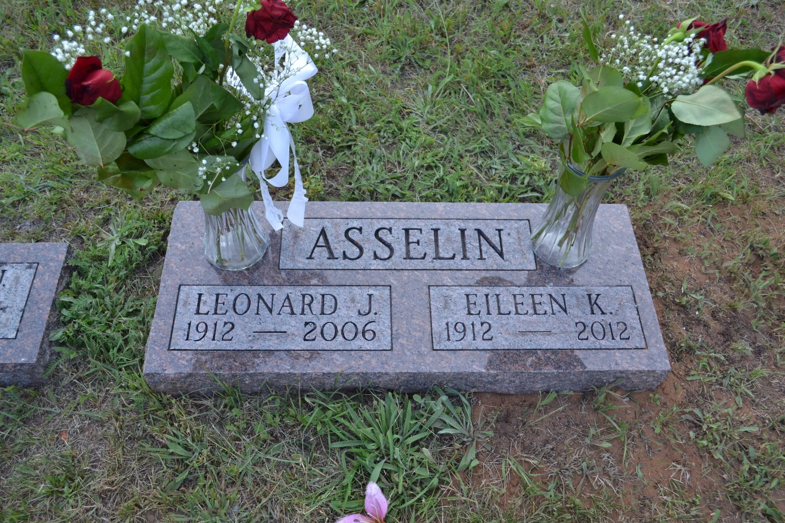 Gravestone of Leonard and Eileen