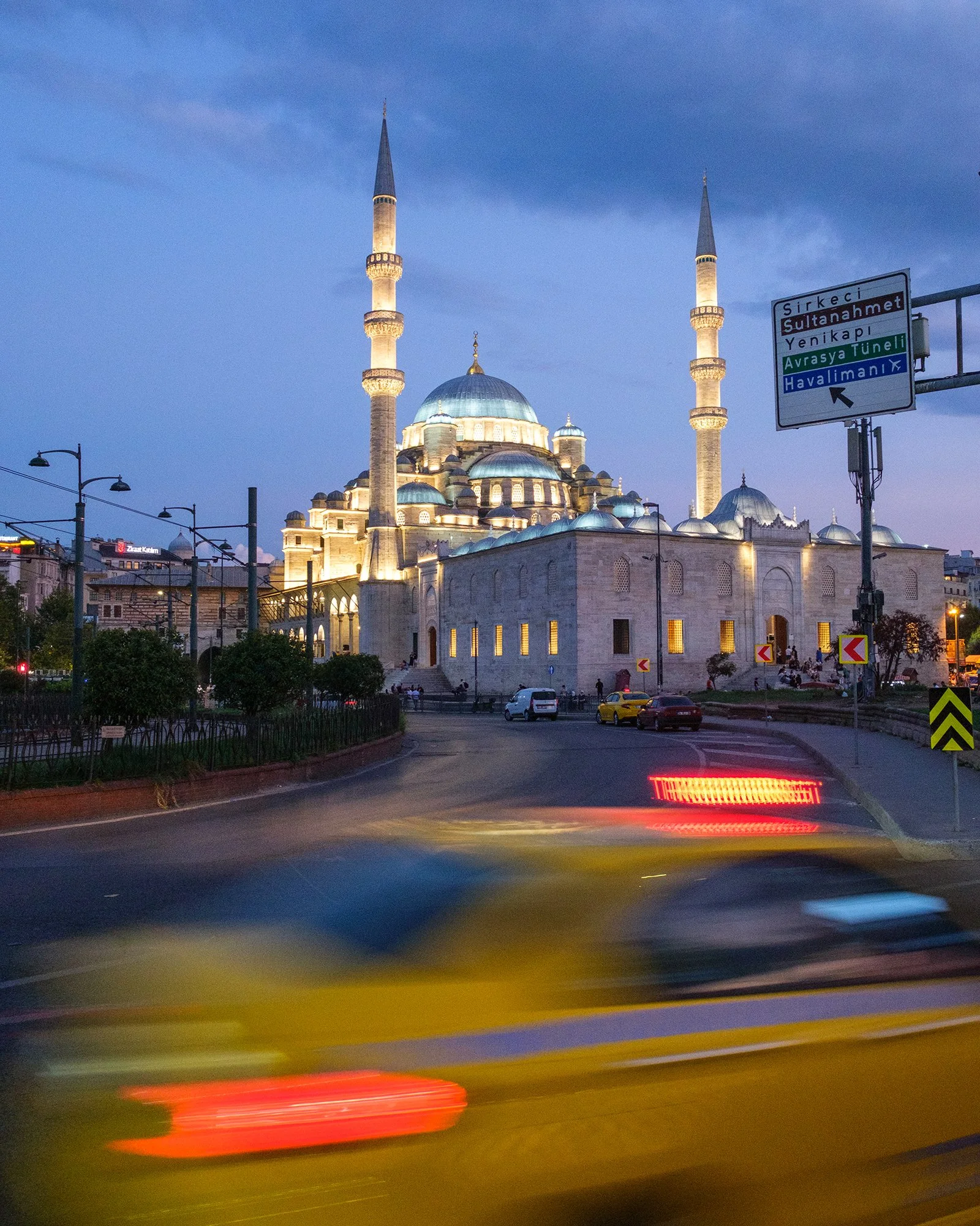Yeni-Mosque-in-Istanbul-at-Night.jpg