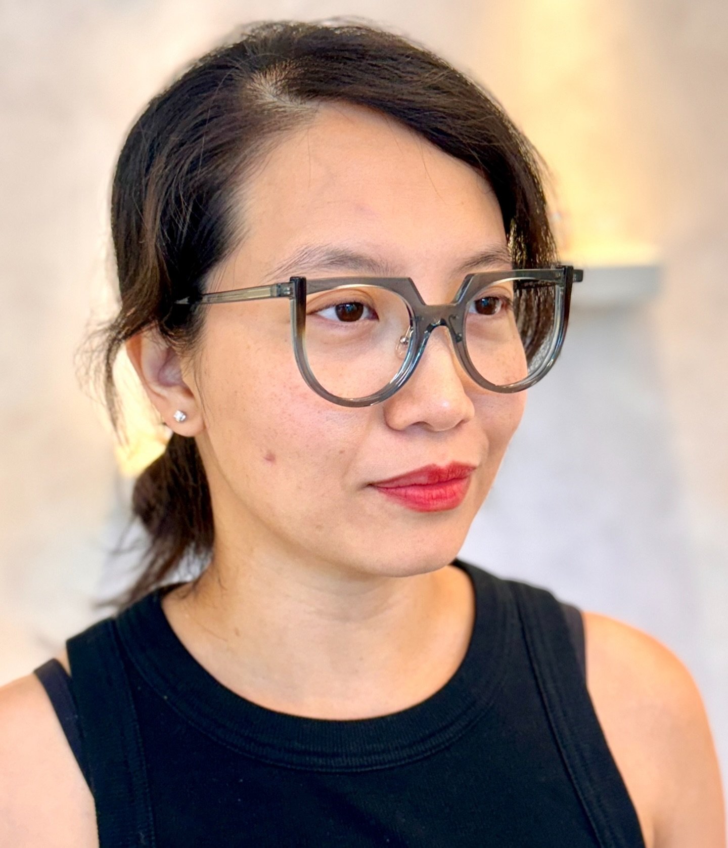 Double &eacute;l&eacute;gance: la superbe deuxi&egrave;me paire de lunettes que notre cliente a choisie pour diversifier sa garde-robe de montures! 🤩

Double the elegance: the stunning second pair of eyeglasses our client chose to diversify her eyew