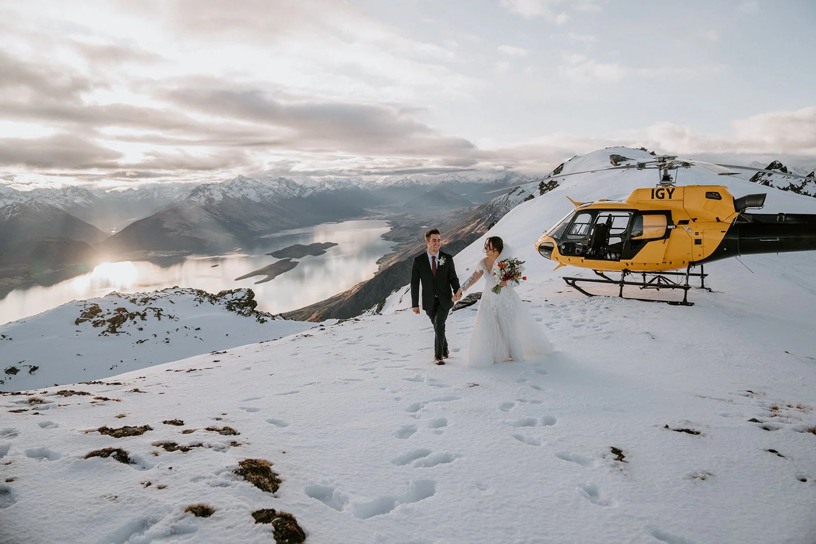 Heli wedding queenstown | Beachweddingtips.com