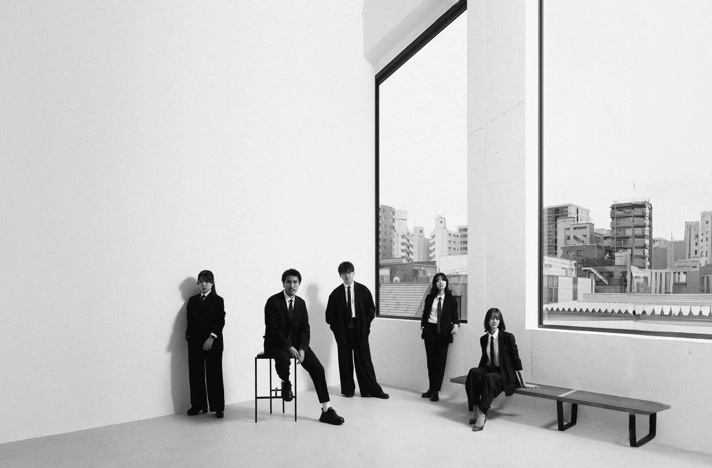 .
.
この1年ありがたいことに多くの現場に向き合う一方で、
チームとして立ち止まって考える時間もたくさんありました。

それでも、
大きなトラブルなく走り切れたのは、
現場の一つひとつを丁寧に積み重ねてくれた
メンバー全員のおかげだと心から思っています。

MOULAの強みは、
撮影当日だけじゃなく、
そこに至るまでの準備、やりとり、
撮影後のケアまでシステムが整っていること。
そして、フォトグラファーを1から育て、
指名される存在として世の中に送り出すところまで、
一貫して向き合っていること