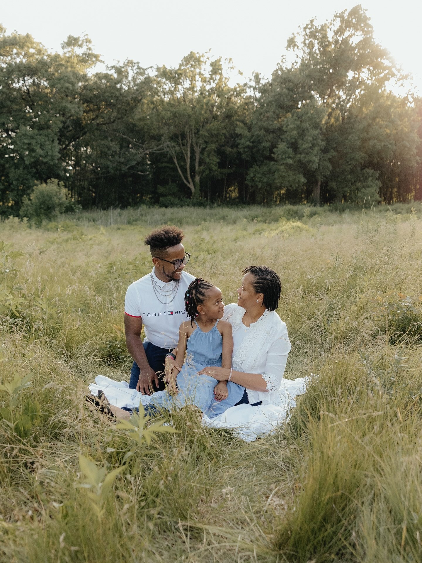 Loved spending some time with the Paulino family this past weekend 🫶🏼✨ 

ish and I have been friends practically from the womb, so capturing these people in their current season of life actually means the absolute most to me!!

#familyphotographer 