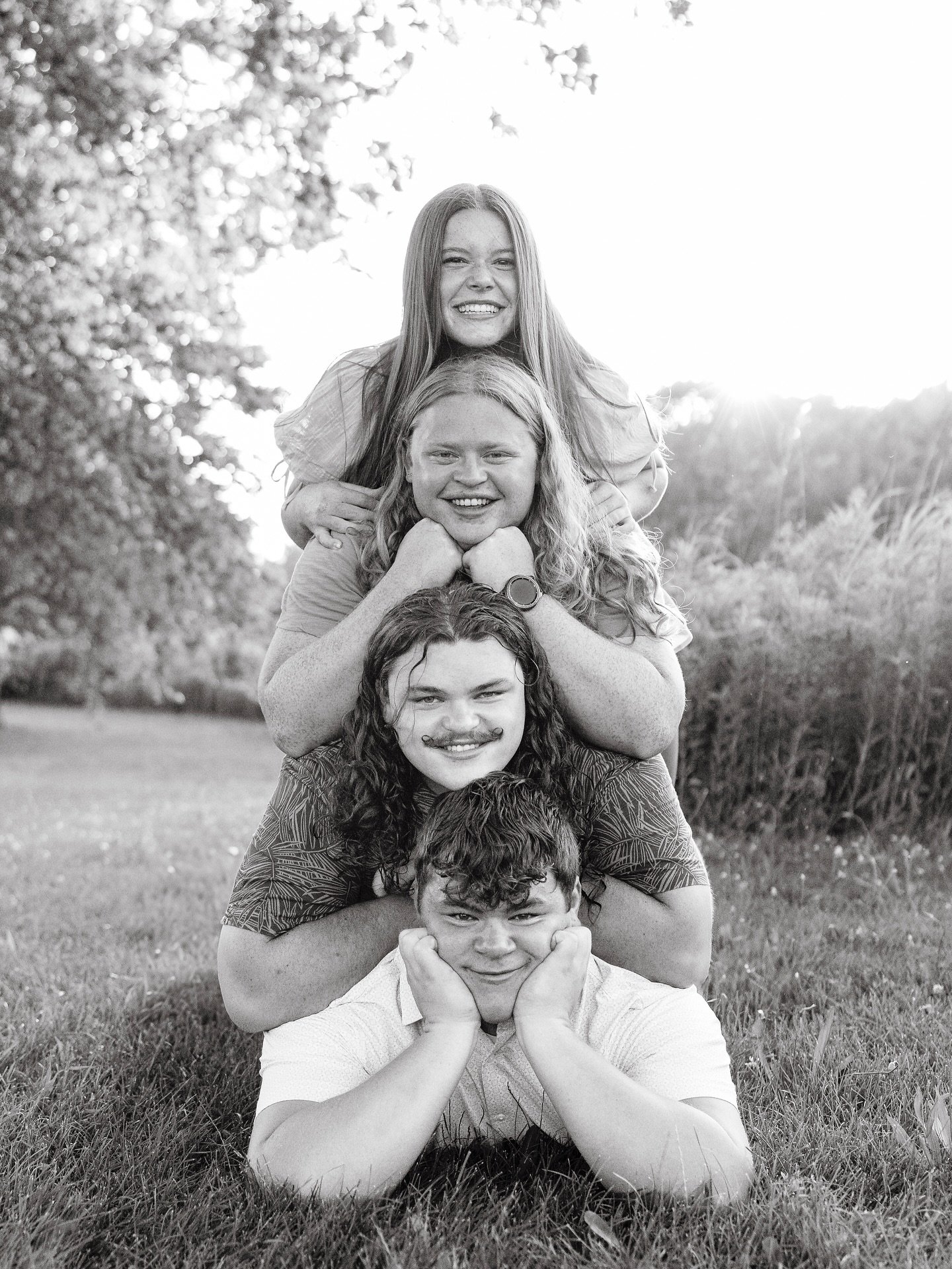 the Mowen dog pile deserves its own spot on the feed 😆🤩 

#illinoisfamilyphotographer #centralillinoisfamilyphotographer #peoriafamilyphotographer