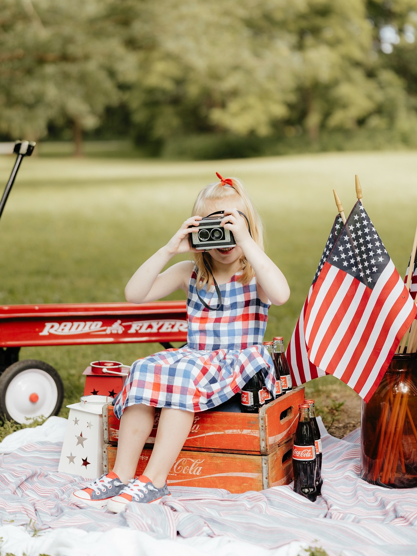 Had such a blast with these sweet kiddos during their Patriotic Mini Session last weekend in Lake of the Woods 🇺🇸✨

These two had such a blast playing with flags, pulling my wagon around, and checking out my special film camera! 

Colin and I recen