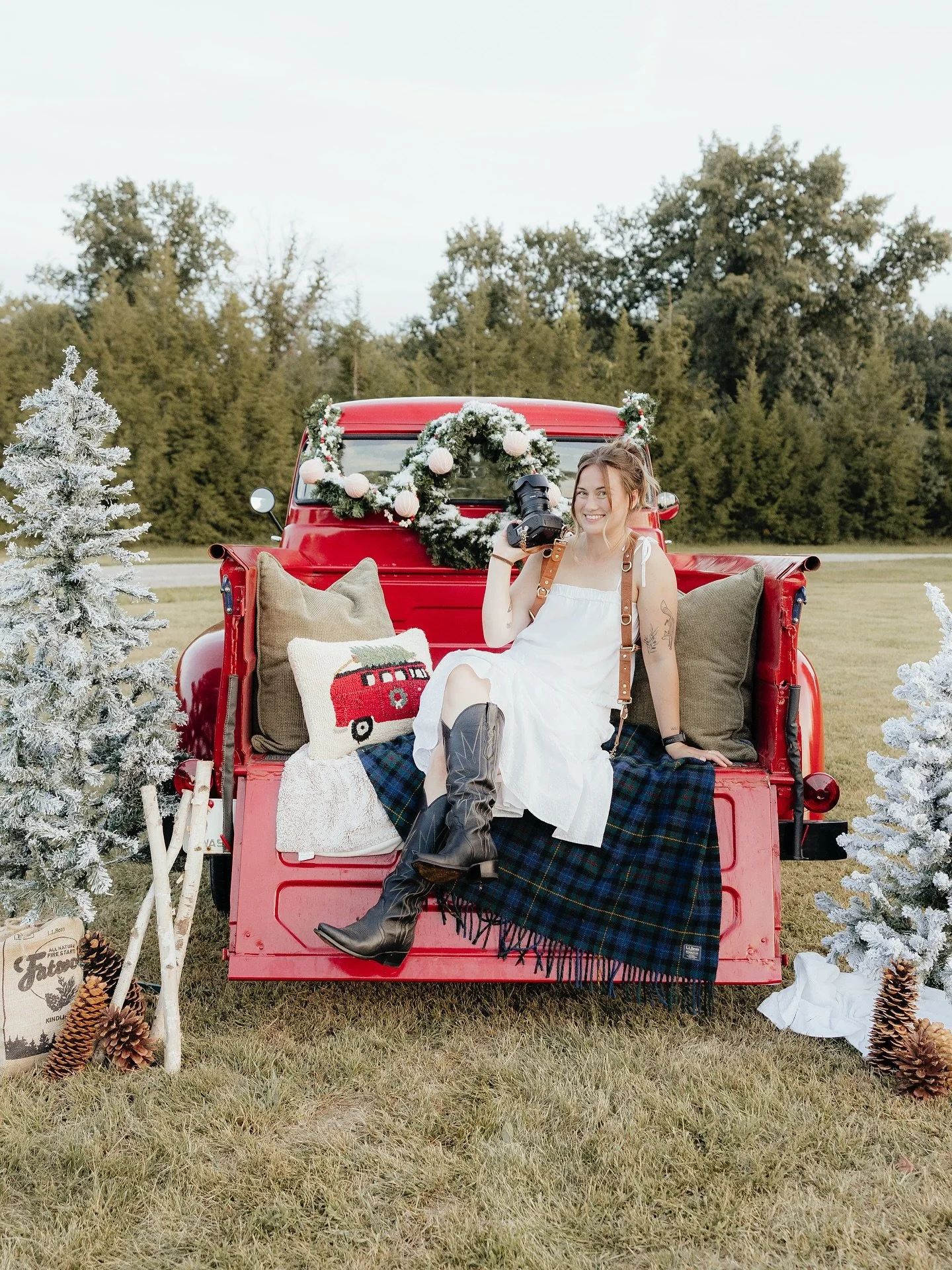 CHRISTMAS MINI INFO 🎄
Eek! As I finish up editing my last few fall sessions, I’m excited to share info about Red Truck Christmas minis!!! 
WHEN— November 9th (guaranteed delivery by 11/16, plenty of time to order holiday cards!)
WHERE&