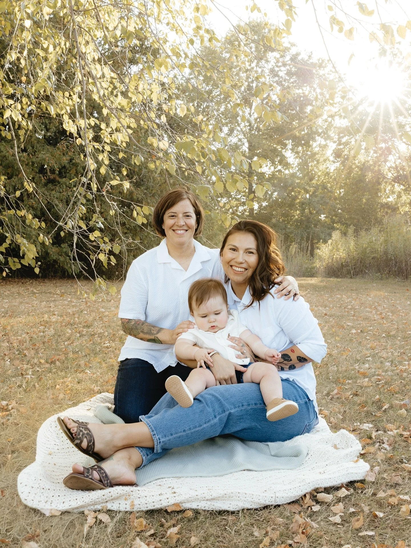 I think it’s safe to say that baby Ezra stole the show during this family session 🤩 Alana’s lipstick on his cheek actually killed me. Too cute. 
Loved this fall session with Kristi and Alana!! 
#peoriailphotographer #peoriafamilyphotog