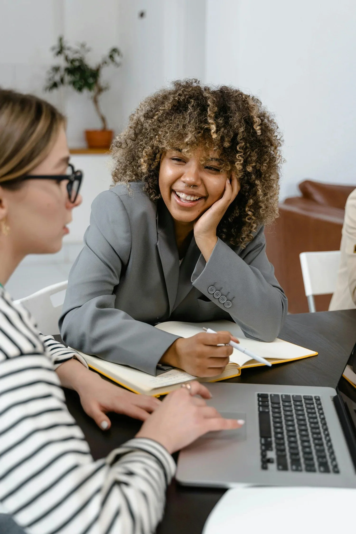 Consultante en rendez-vous avec une cliente : conseil en création et gestion d’entreprise en Guadeloupe