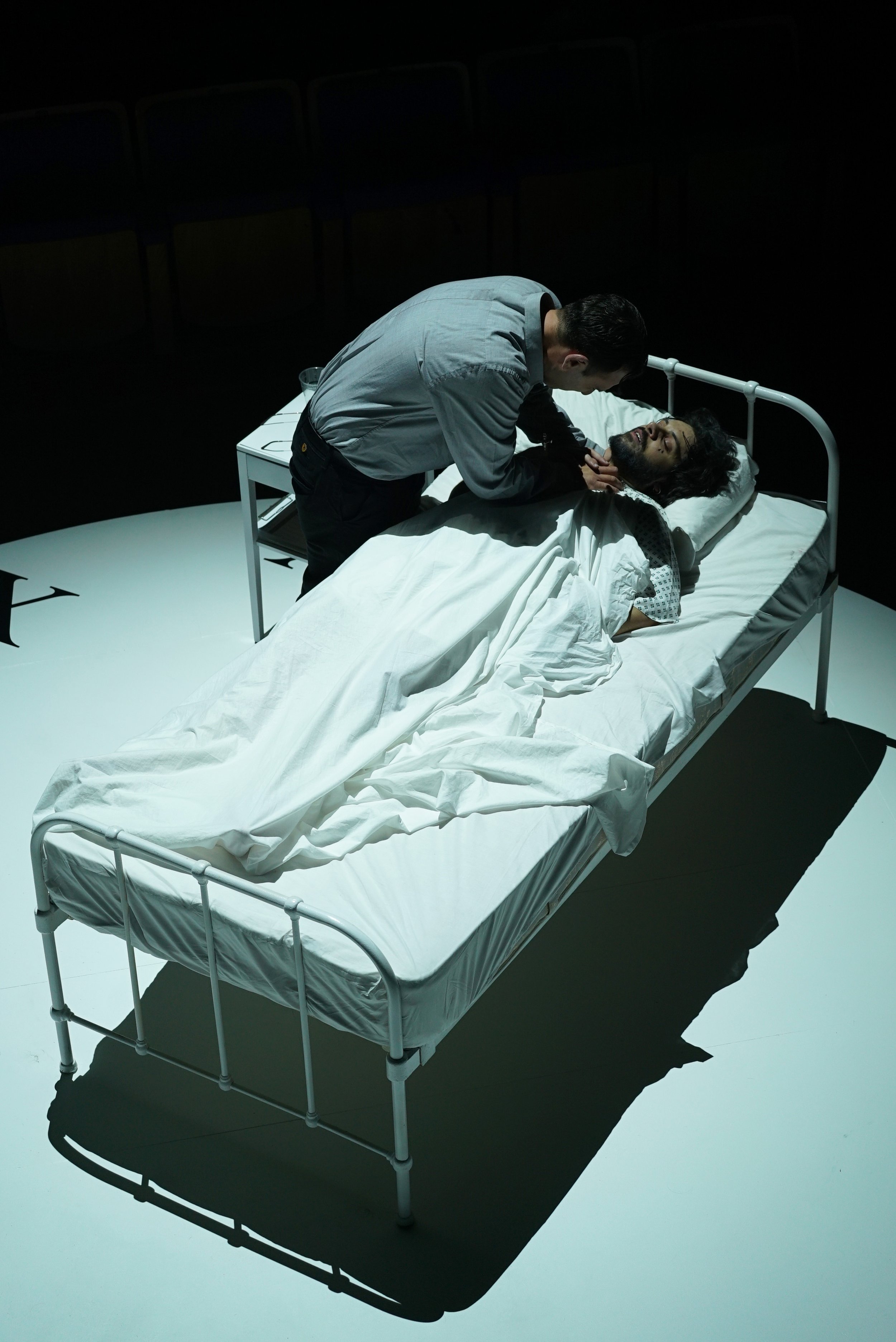 L-Ahhar 13 took place at Spazju Kreattiv, Valletta. Set designer Maria Rosa Thornhill designed a circular platform to mimic a watch as Hu counts down his last days on earth.