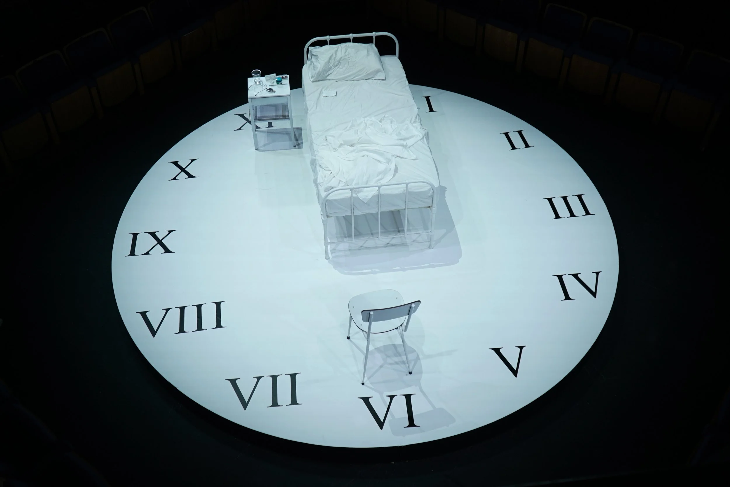 L-Ahhar 13 took place at Spazju Kreattiv, Valletta. Set designer Maria Rosa Thornhill designed a circular platform to mimic a watch as Hu counts down his last days on earth.
