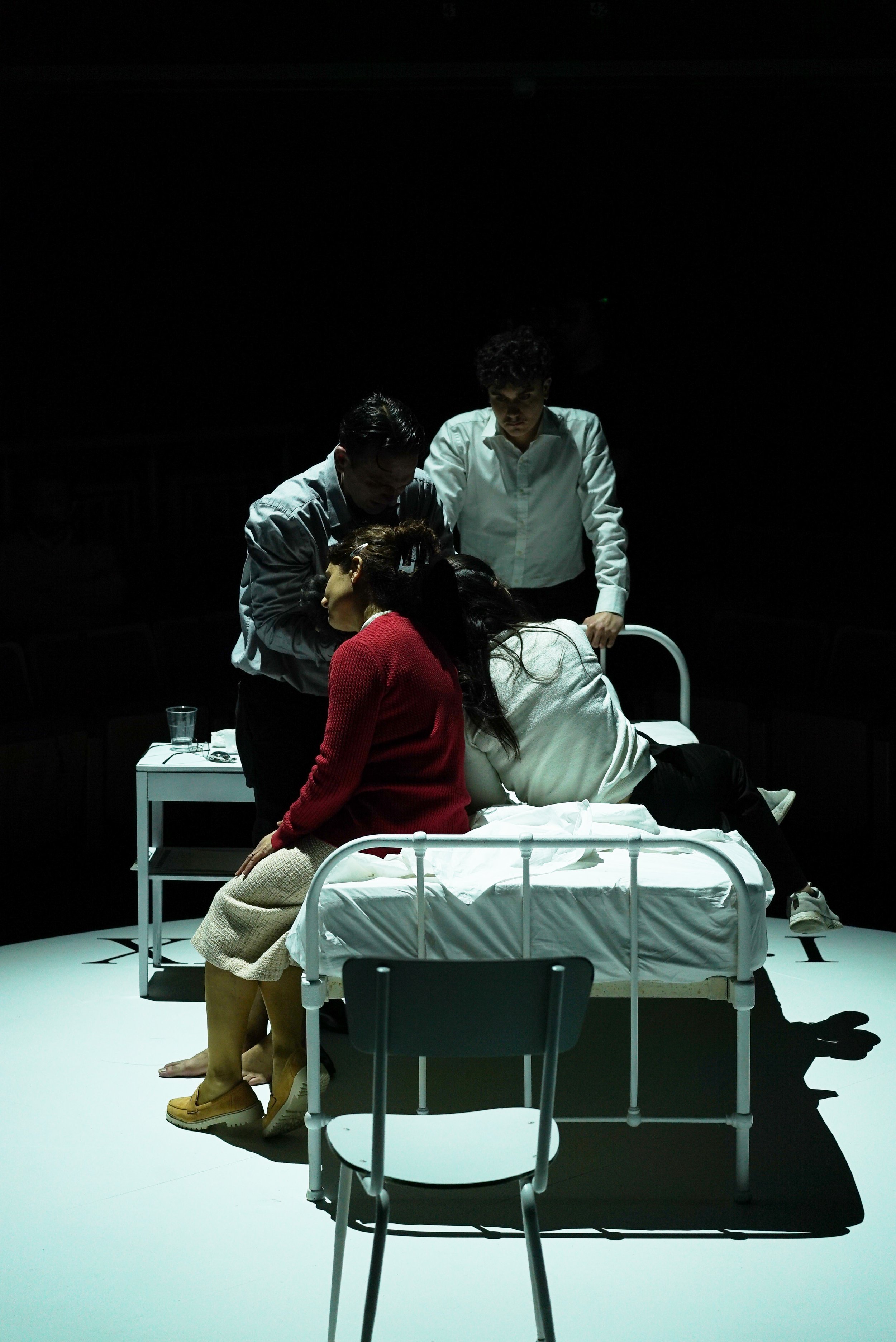 L-Ahhar 13 took place at Spazju Kreattiv, Valletta. Set designer Maria Rosa Thornhill designed a circular platform to mimic a watch as Hu counts down his last days on earth.