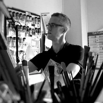 Gavin Mundy is a London-based painter with a longstanding fascination with contrast that pervades his work. He revels in detail and the effects and nuances of light, translucency, reflections and shadows.
He specialises in using acrylic paint as it