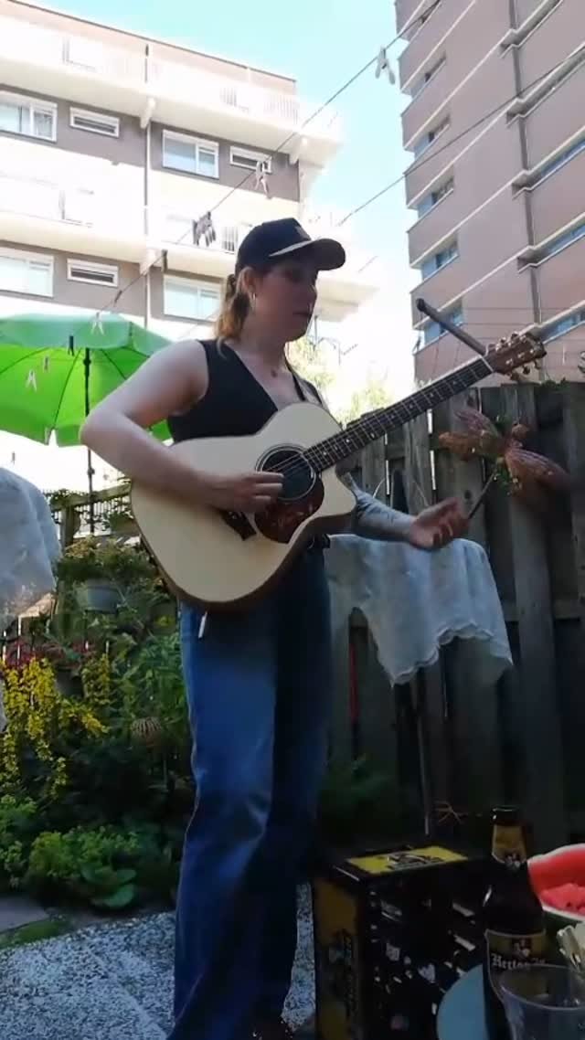 Had a great time playing in Dordrecht during the “Gluren bij de Buren” festival! Thank you @inge.ingeltje73 for hosting me in your beautiful garden!
Check out my website www.sarahstevens.net to come and see me at my upcoming shows!