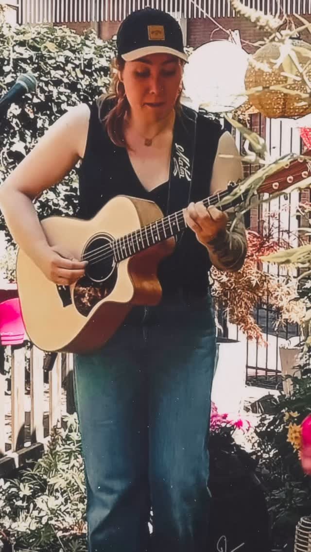 Love seeing myself in upmost concentration! Playing a concert here in someone’s garden, how wonderful! Looking forward to my next gig in August!
#guitar #fingerstyle