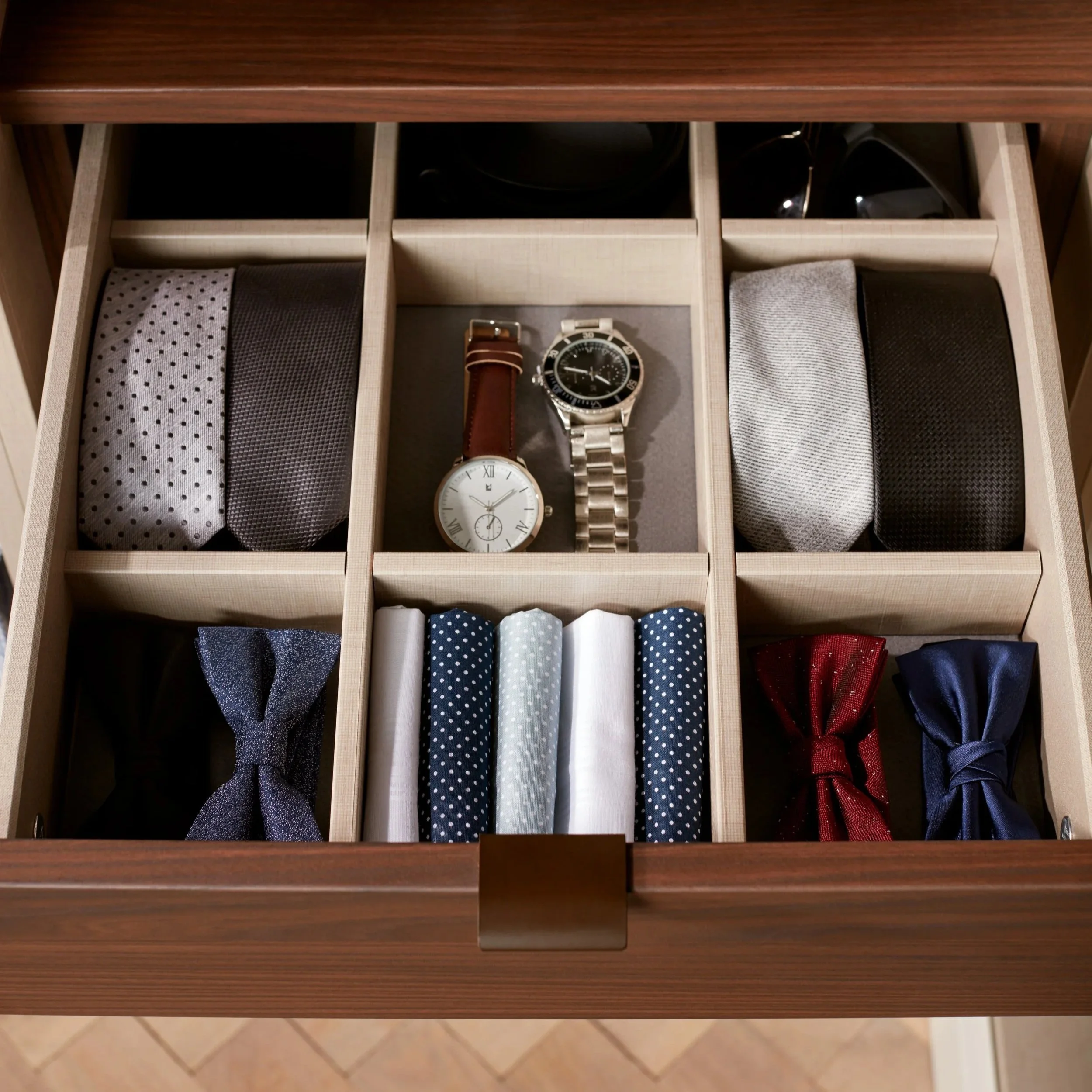 Walk+In+wardrobe+-+Parity+matt+white+and+walnut++%2814%29.jpg