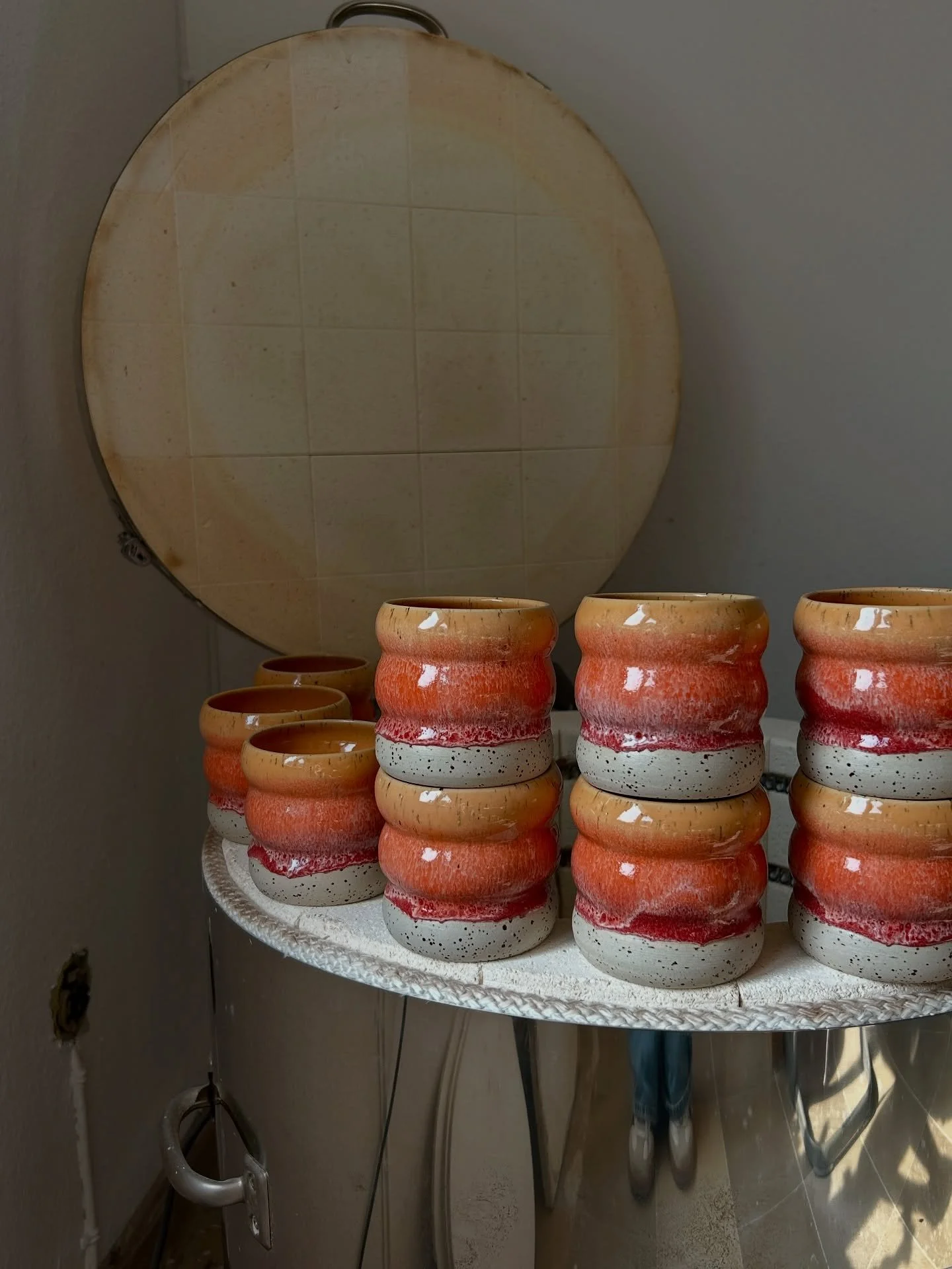 onlineshop drop am 03/09/25 19:00 unter anderem mit diesen sch&auml;tzen hier 🥹 aaahhhh leute!!! freut ihr euch auch so sehr wie ich, dass es endlich mal wieder soweit ist?? 🧡🩷💚🩵💛💜

#handmadeceramics #handmadepottery #wheelthrowing #wheelthrow