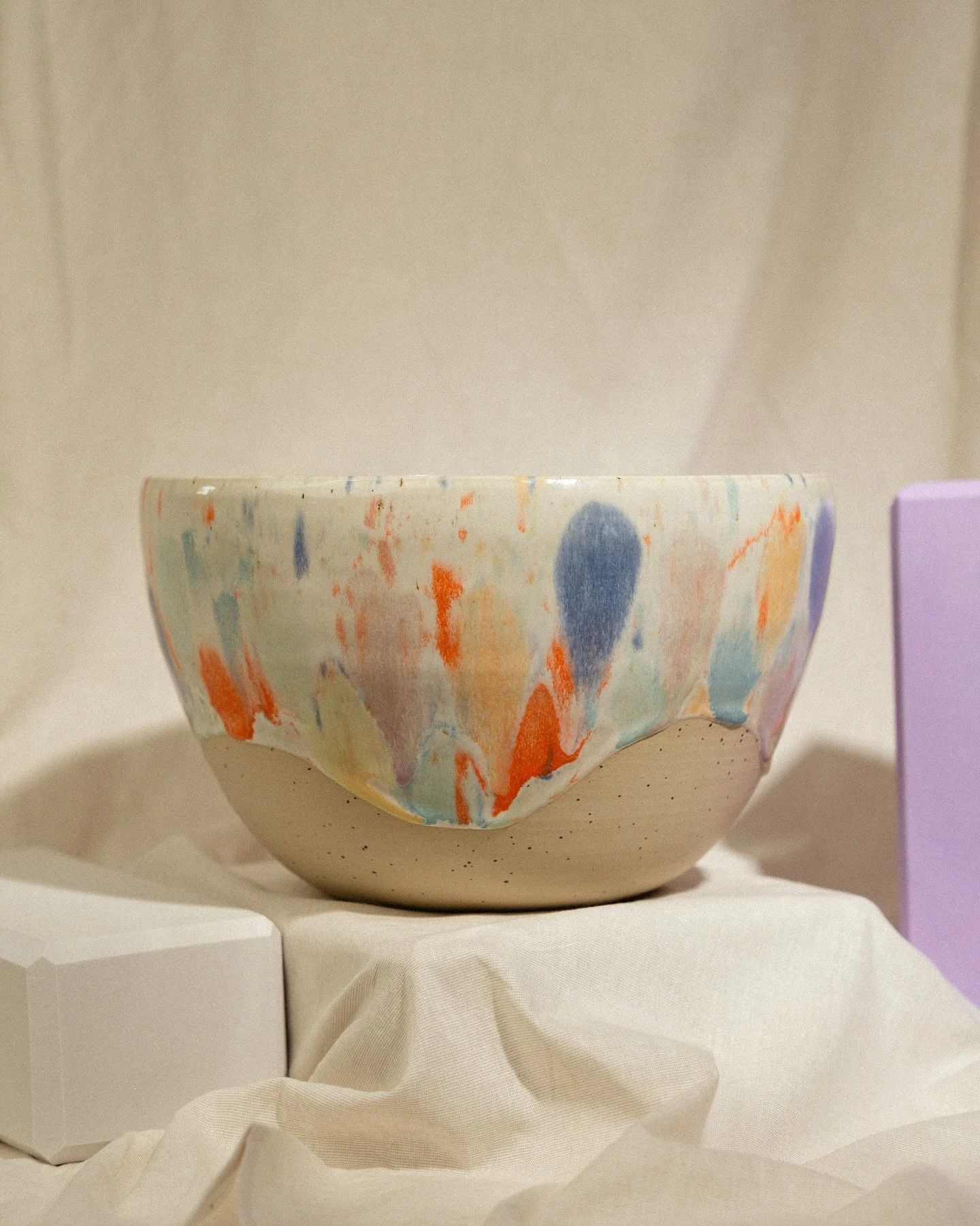 in erinnerung an die erste biiig big beclay bowl, die ich verkauft habe 🥹 sie ist jetzt in einem neuen zuhause und das liebe ich 🌞 ich will mehr davon machen, weil so gro&szlig;e bowls machen mir auch echt doll spa&szlig;! und dann muss auch unbedi