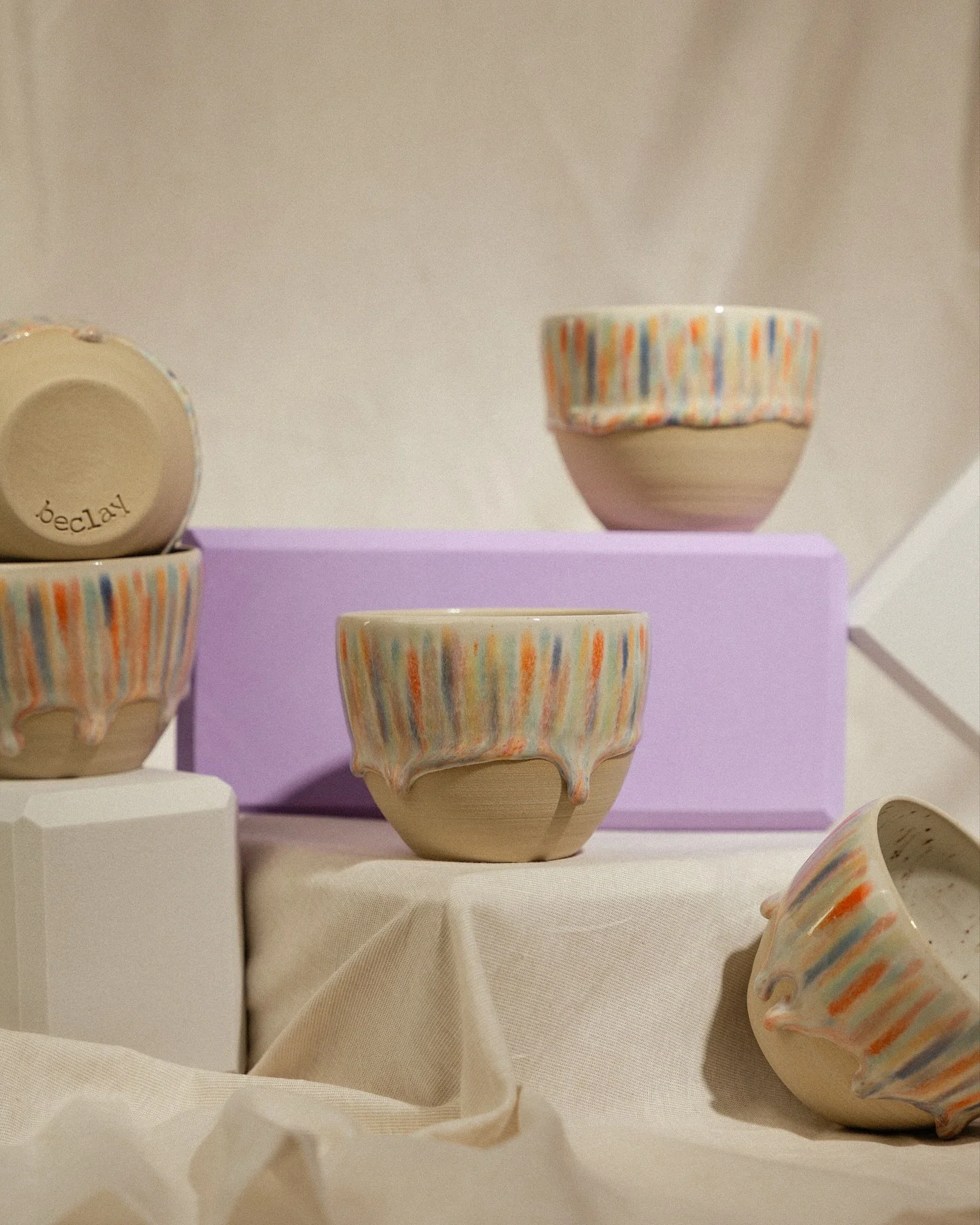 diese cups sind einfach mein ganzes herz in form von keramik, leute 🥺 kann mich nie daran satt sehen und freue mich schon so doll, dass ich jetzt bald wieder neue f&uuml;r euch produzieren kann 🫂 seid ihr team beclay cups aus ton mit spots oder lie