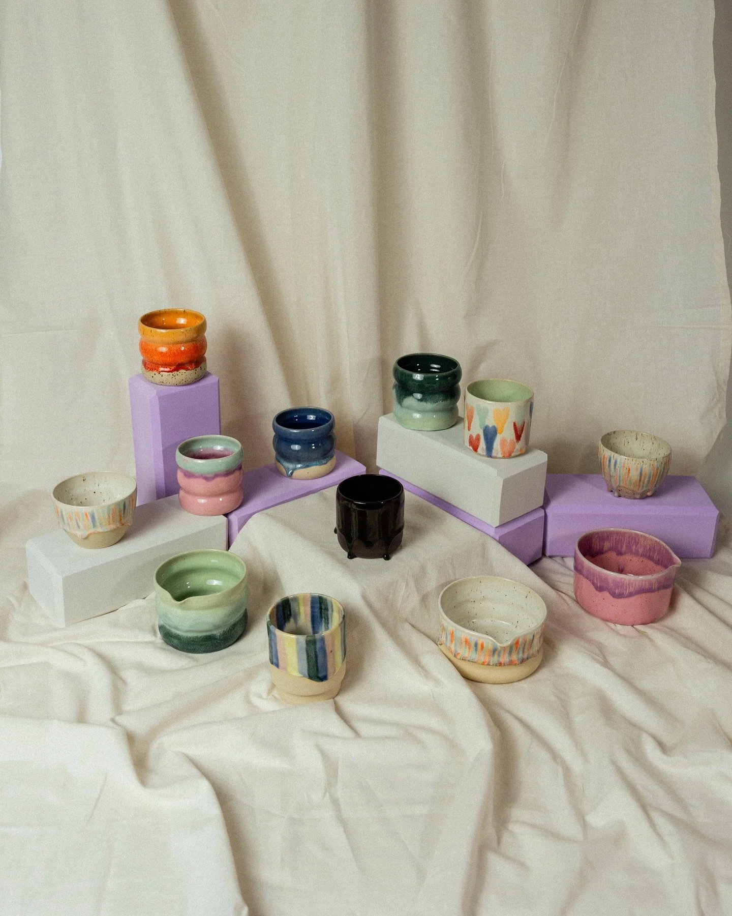 immer noch voller liebe und dankbarkeit f&uuml;r all das hier und vor allem f&uuml;r eure bestellungen!! in 3 tagen steht noch das keramikfestival an, bevor ich mit dem produktionsmodus erstmal in die winterpause gehe. 💘
props an @nik_lmr der meine 