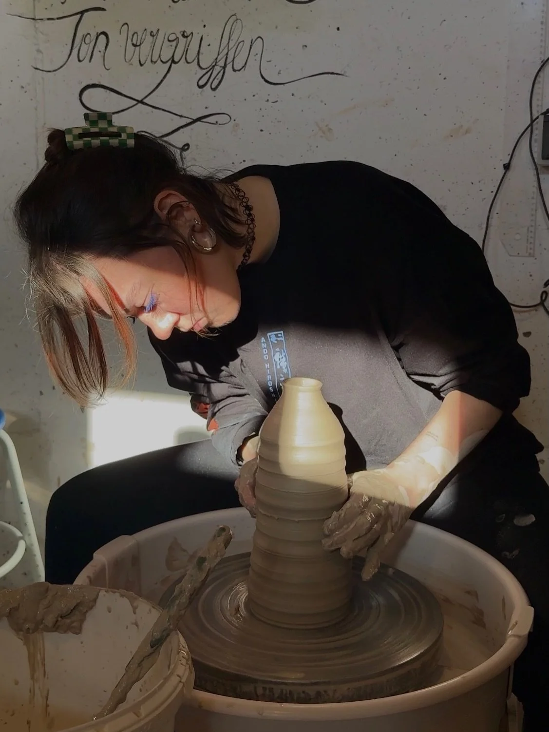 hallo leute, ich bin im urli in den bergen und kann trotzdem t&ouml;pfern. aber nicht so wie zuhause, sondern spa&szlig;t&ouml;pfern, nur f&uuml;r mich alleine. und das ist einfach der hammer 🥹 im schnee sein, in der natur, mit menschen die mir sehr