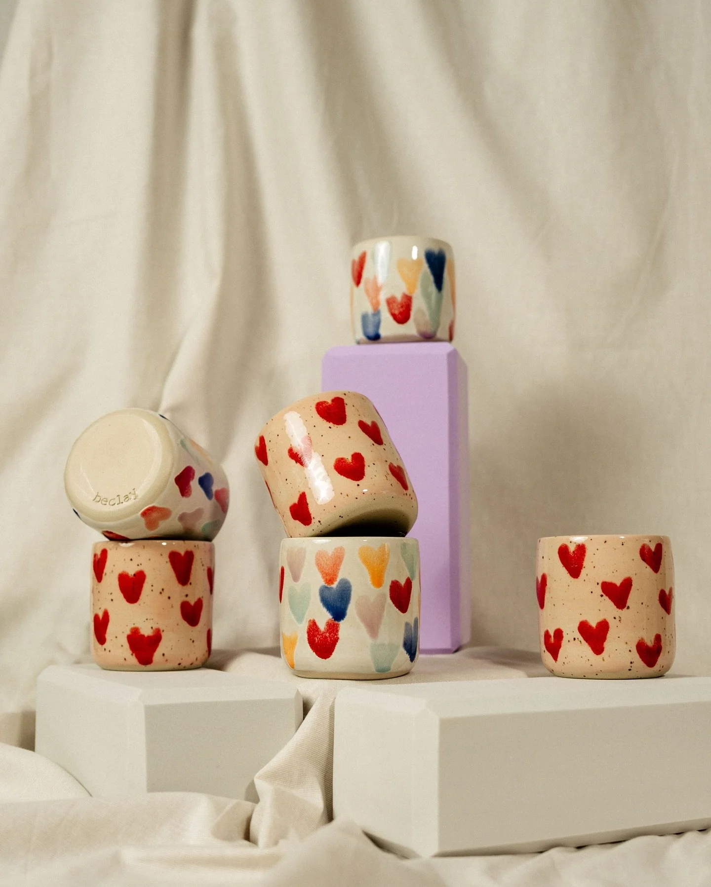 14/02 11:00 limited valentine&lsquo;s day drop mit diesen zwei designs, leute 🍓🪩🌹🧚🏼&zwj;♀️💘 www.beclay.de 
freue mich auf euch morgen in meinem shop hehe

fotos mal wieder von @nik_lmr 🫂 

#pottery #handmadeceramics #potterylife #wheelthrownce