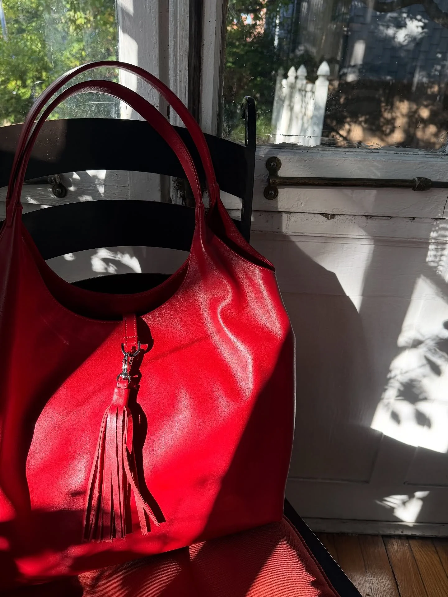 The ultimate luxury workhorse of a bag!! I was so excited when @laudividni launched the Largo Shoulder Bag as I&rsquo;ve been wanting a new work bag that whispered bossy with a big screamed luxury. This is the PERFECT gift this holiday season for you