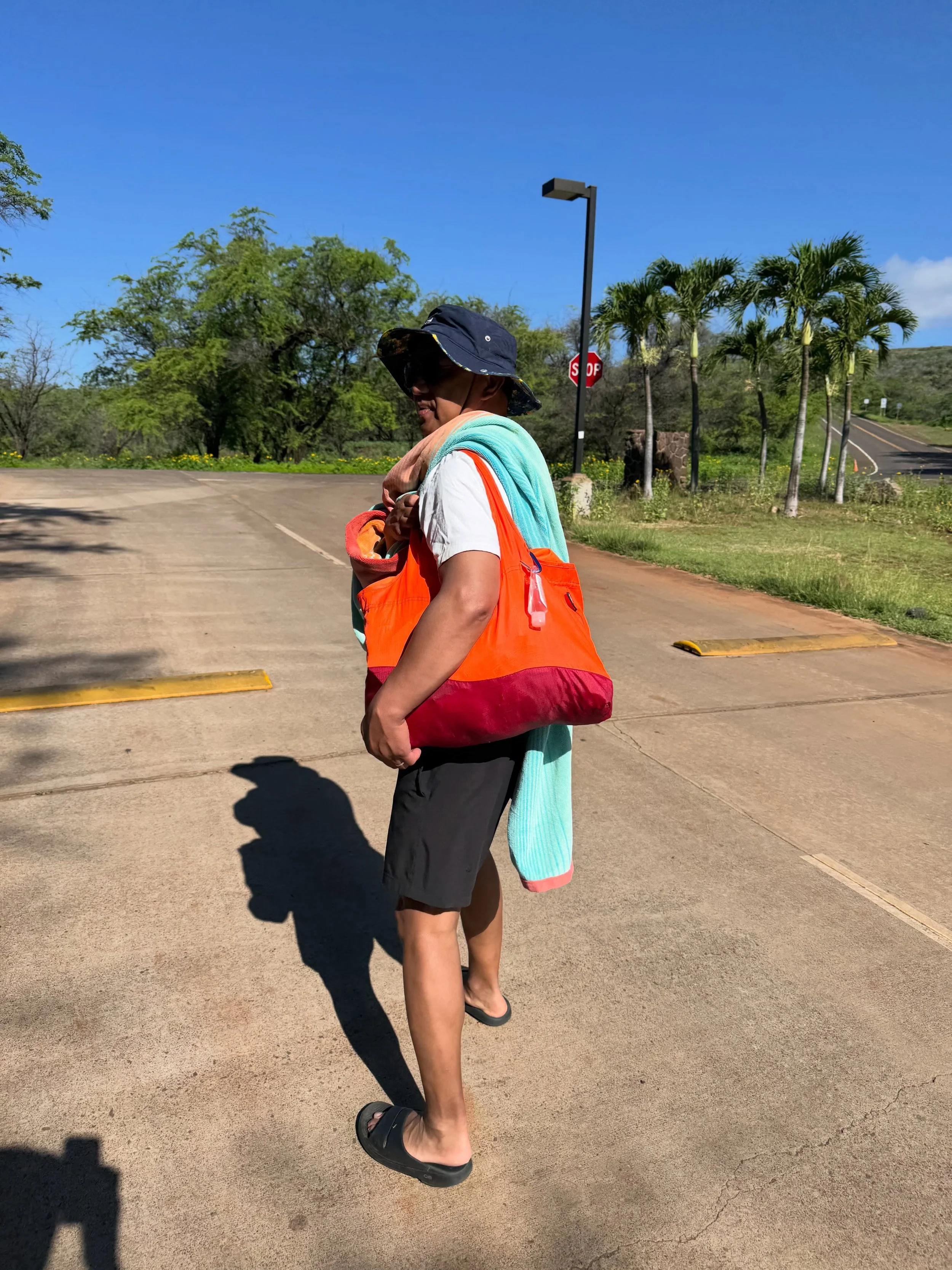 Some people say totes aren&rsquo;t masculine and to that I say, not true! It&rsquo;s all about the choice of tote you pick! This one that Ralph is modeling is from @bybbagoods and is sustainable, packable, lightweight and gives luxury. Add your logo 