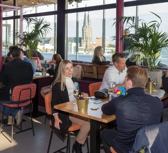 Naar netwerkevents gaan vond (en vind) ik nog altijd spannend. 

Maar wat ik er wel uit meeneem? De gesprekken.
Het leren kennen van mensen en hun verhalen.

En precies dat neem ik mee in mijn werk bij Lujin Privacy &amp; Legal. E&eacute;n van de spe
