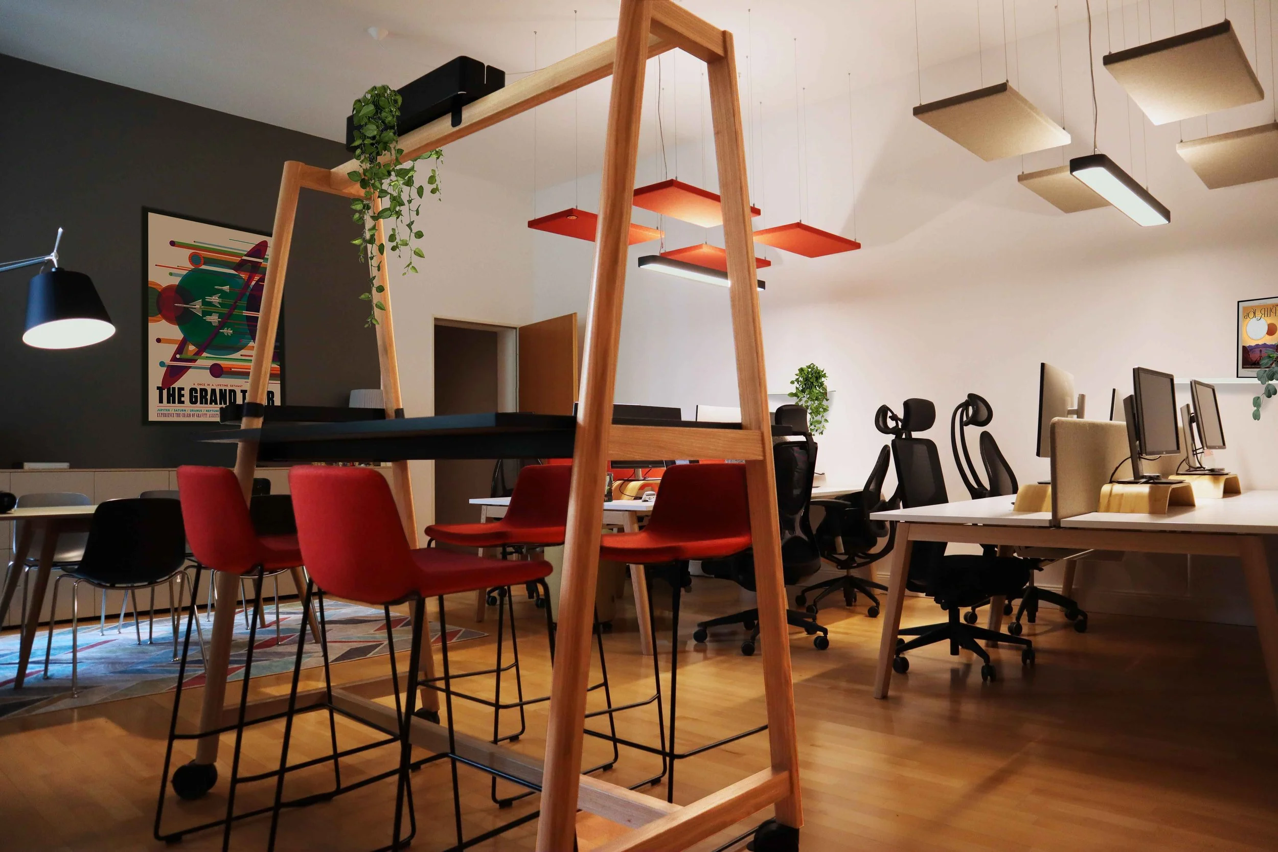 Individuell gestaltetes Büro von BOND-officedesign für Verkstedt in Berlin  – strategisches Bürokonzept zur Förderung von Mitarbeiterbindung, Effizienz und moderner Arbeitskultur