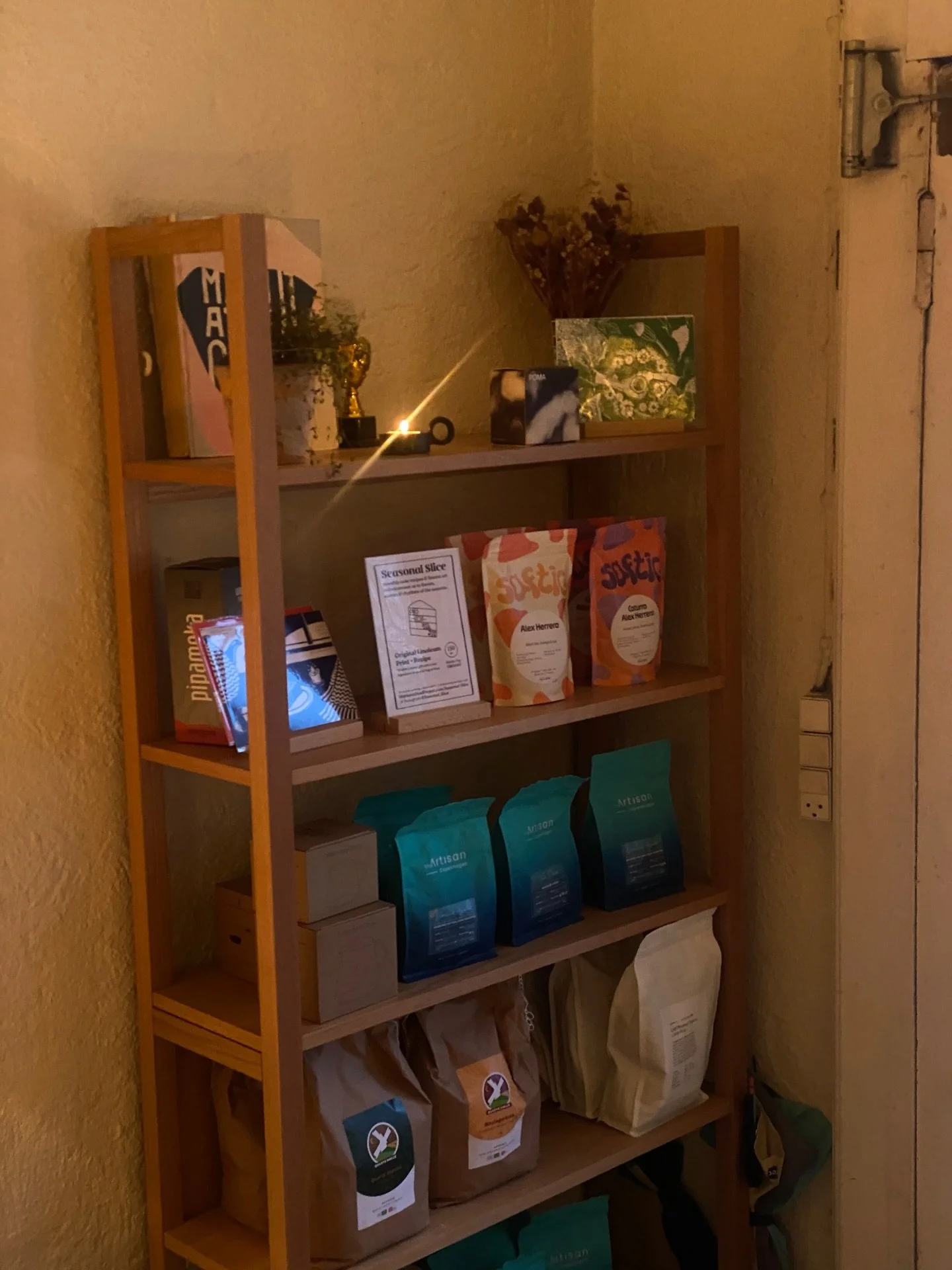 Hi @detvidehus 😍
Claus got his retail shelf set up just in time for christmas shopping😉 and to keep the shelf well accompanied, saftig coffee and other delights are to be found!
Cheers to the kind Claus and his wonderful team that makes this place 