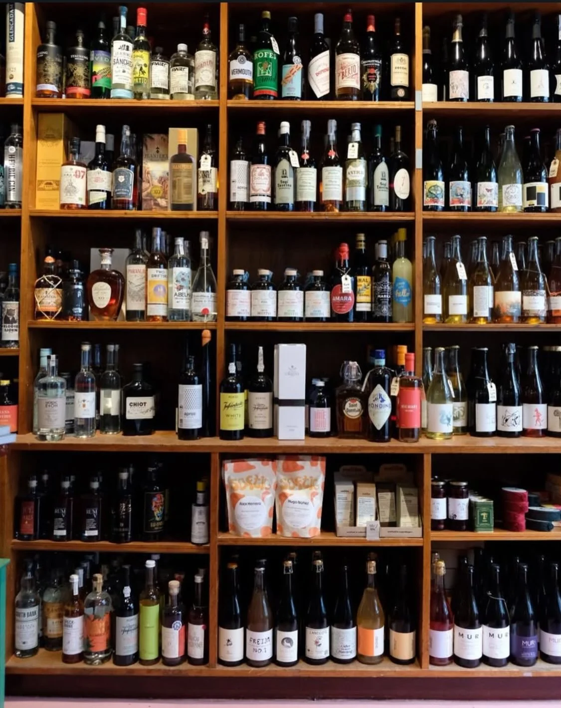 Spot the saftig bags 🍊🟠🔸

As of this week you can find our colorful coffee bags on the shelves of @vin_de_table. They specialize in spontaneously fermented wines among their wide offering. We are so happy to partner with others who are fermentatio