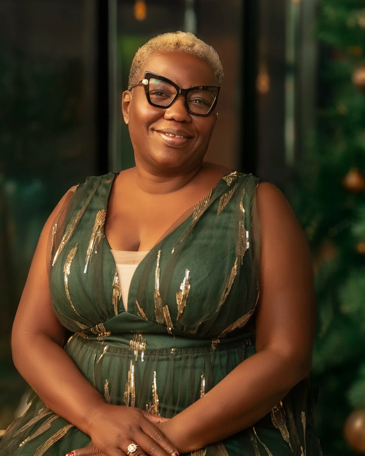 A mother is the heart of the holidays 🎄🎁

#holidaysleigh #KandidKeeno #Gifted #HolidayGlow #Canon #NashvillePhotographer #Nashville #Clarksville #BookNow #LetsShoot #portraitphotography #HolidayVibes #JoyfulMoments #Tistheseason #HolidaysInNashvill